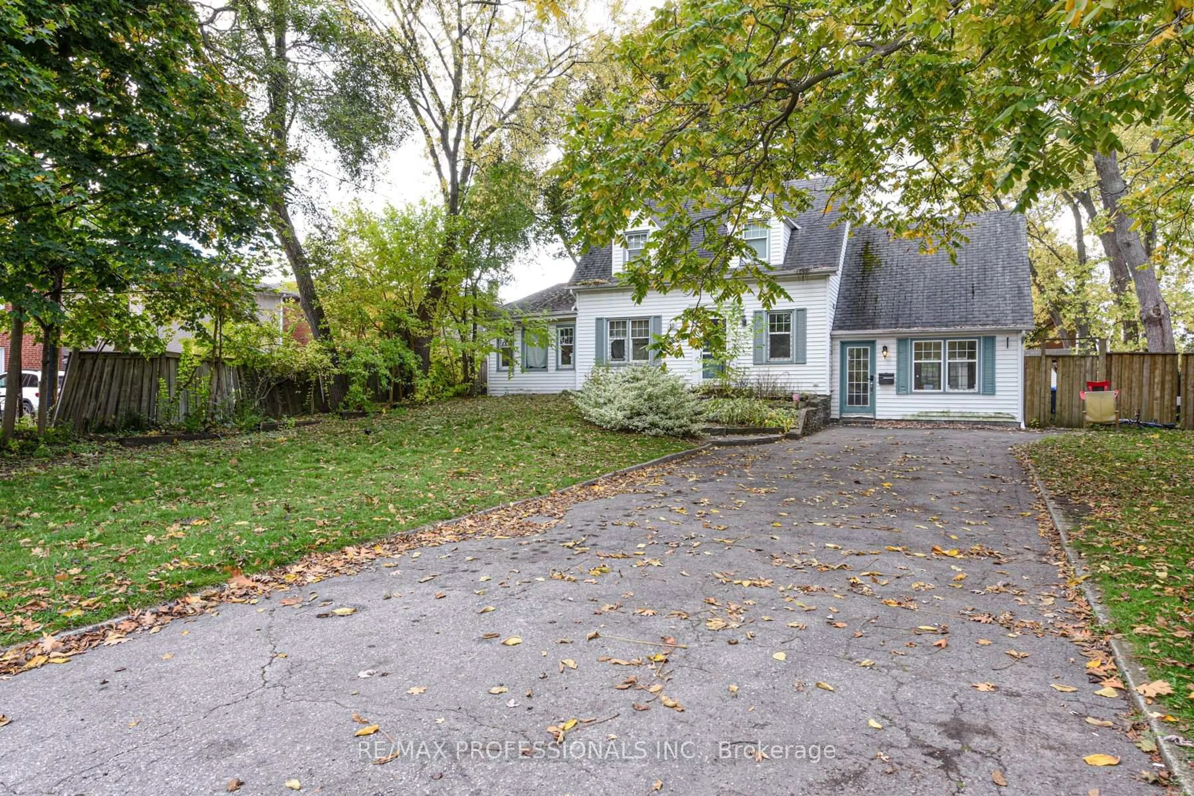 A pic from outside/outdoor area/front of a property/back of a property/a pic from drone, street for 10 Broadview Ave, Mississauga Ontario L5H 2S9