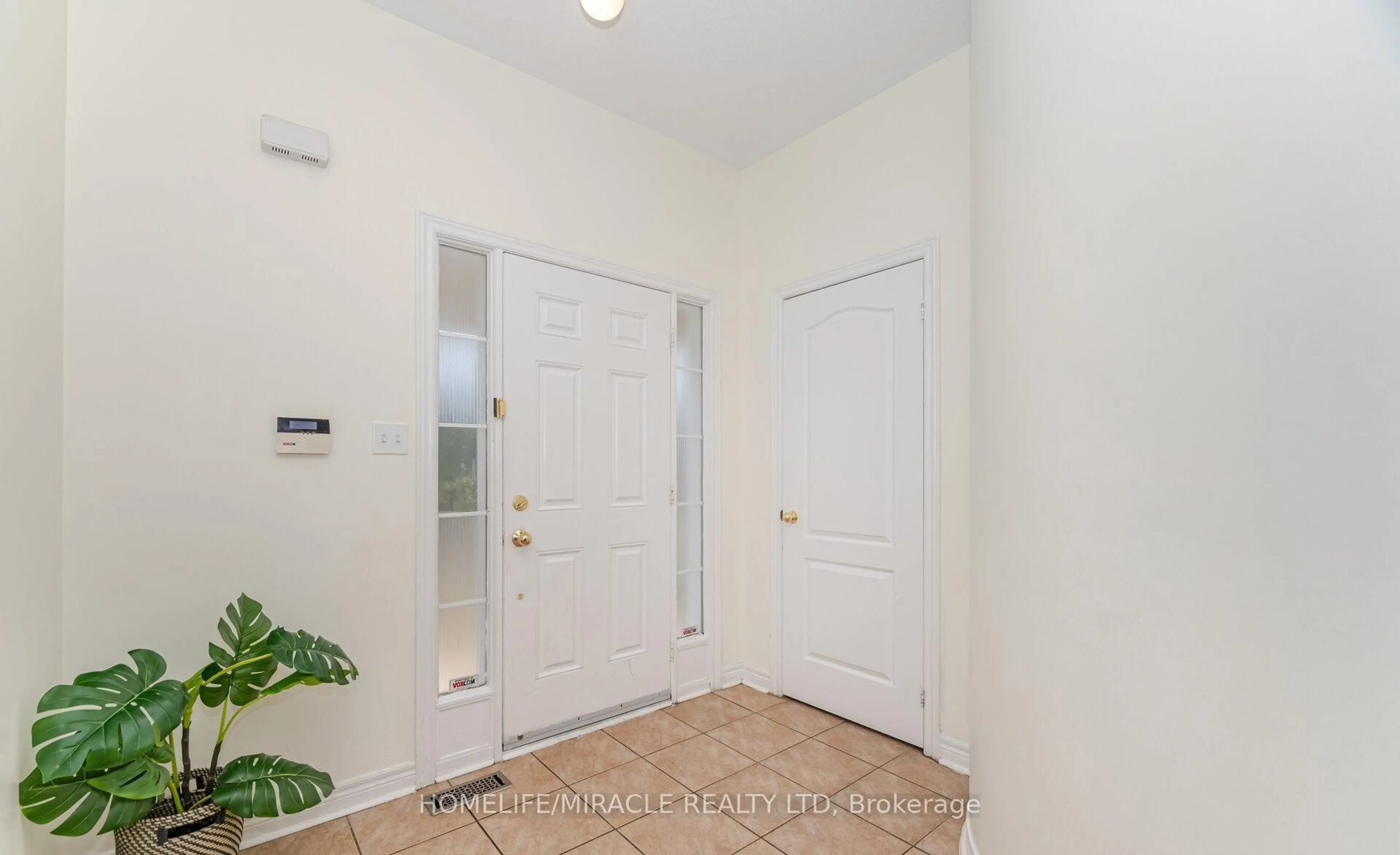Indoor entryway for 31 Hollingsworth Circ, Brampton Ontario L7A 0J7