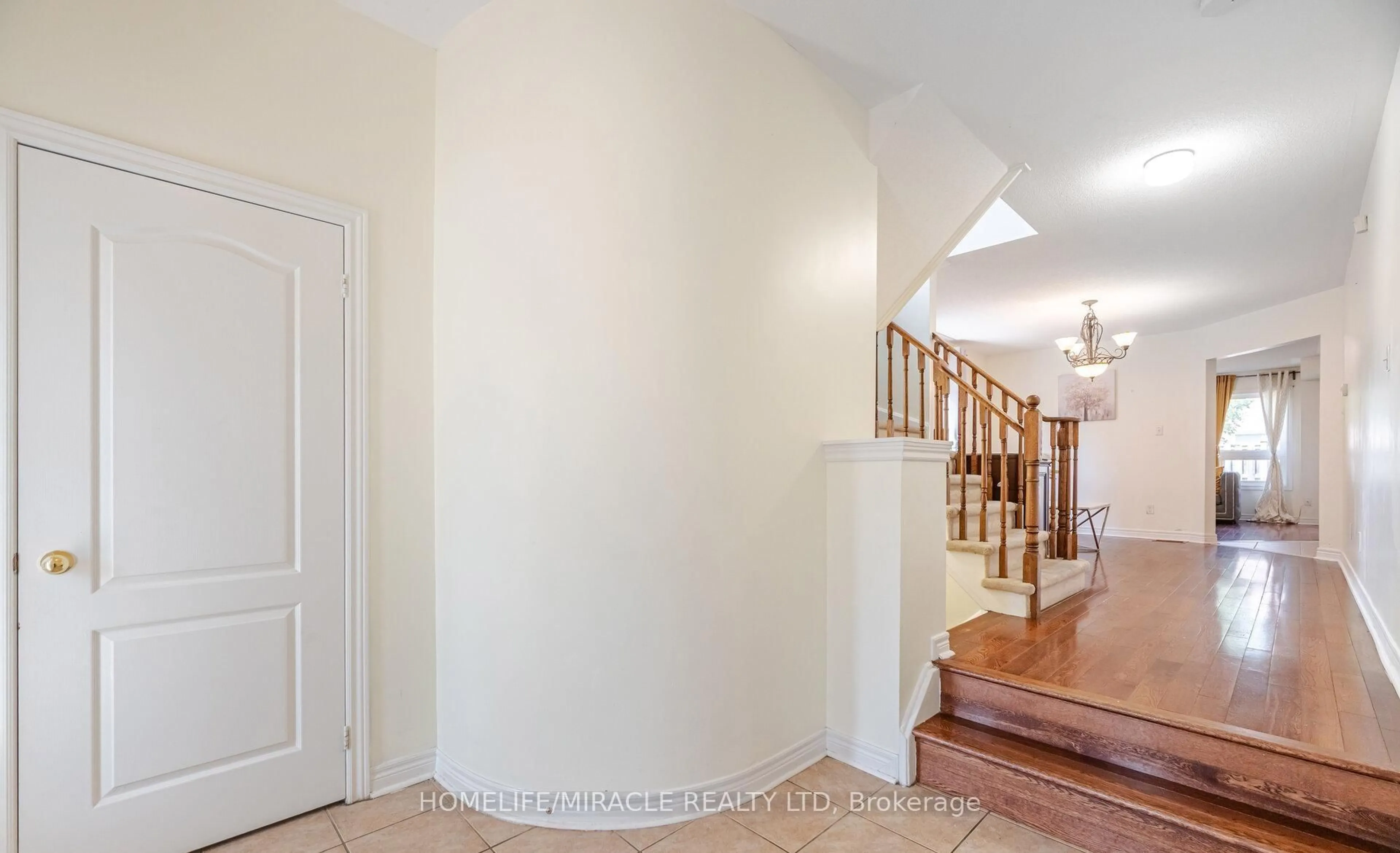 Indoor foyer for 31 Hollingsworth Circ, Brampton Ontario L7A 0J7