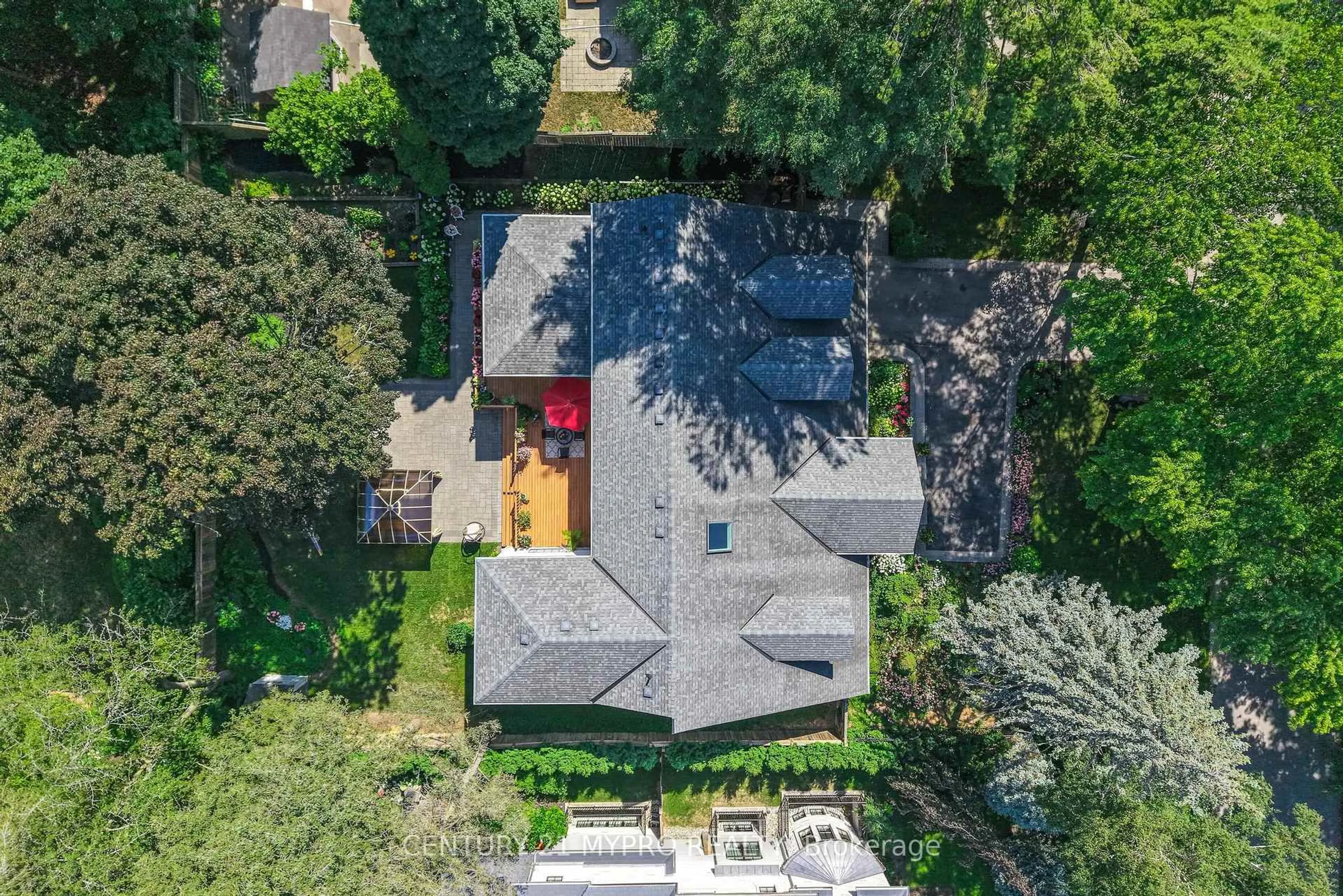 A pic from outside/outdoor area/front of a property/back of a property/a pic from drone, street for 1508 Oakhill Dr, Oakville Ontario L6J 1Y5