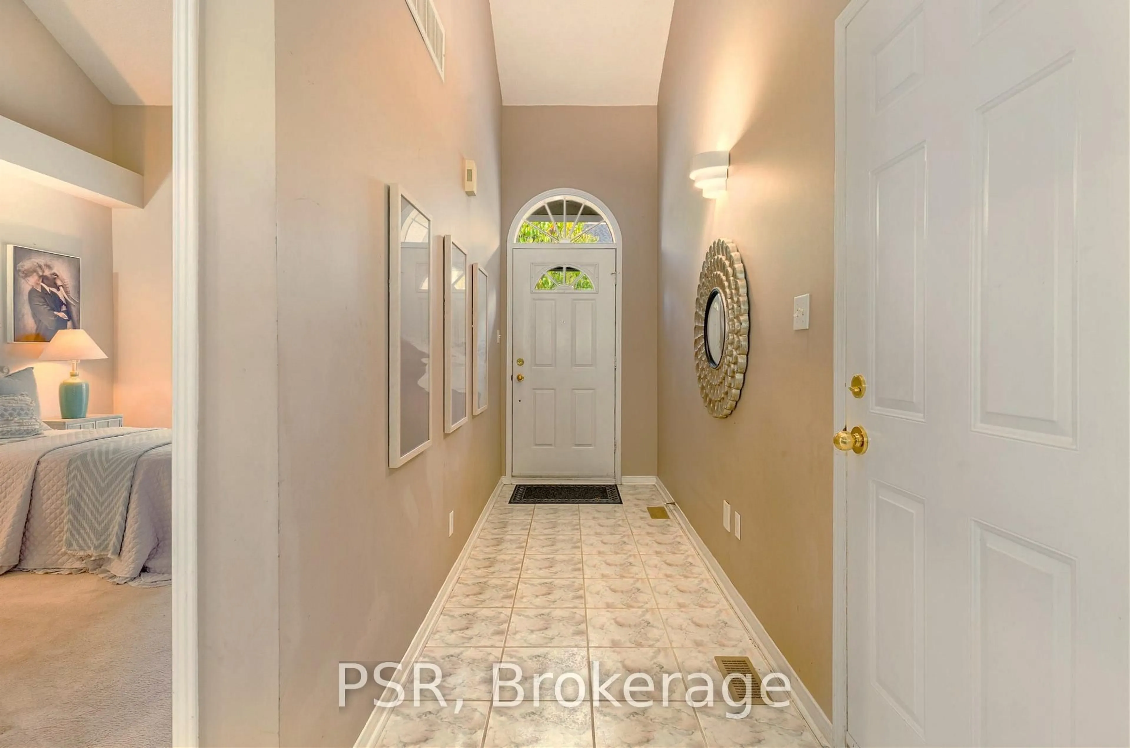 Indoor entryway for 1010 Cristina Crt #17, Mississauga Ontario L5J 4T7