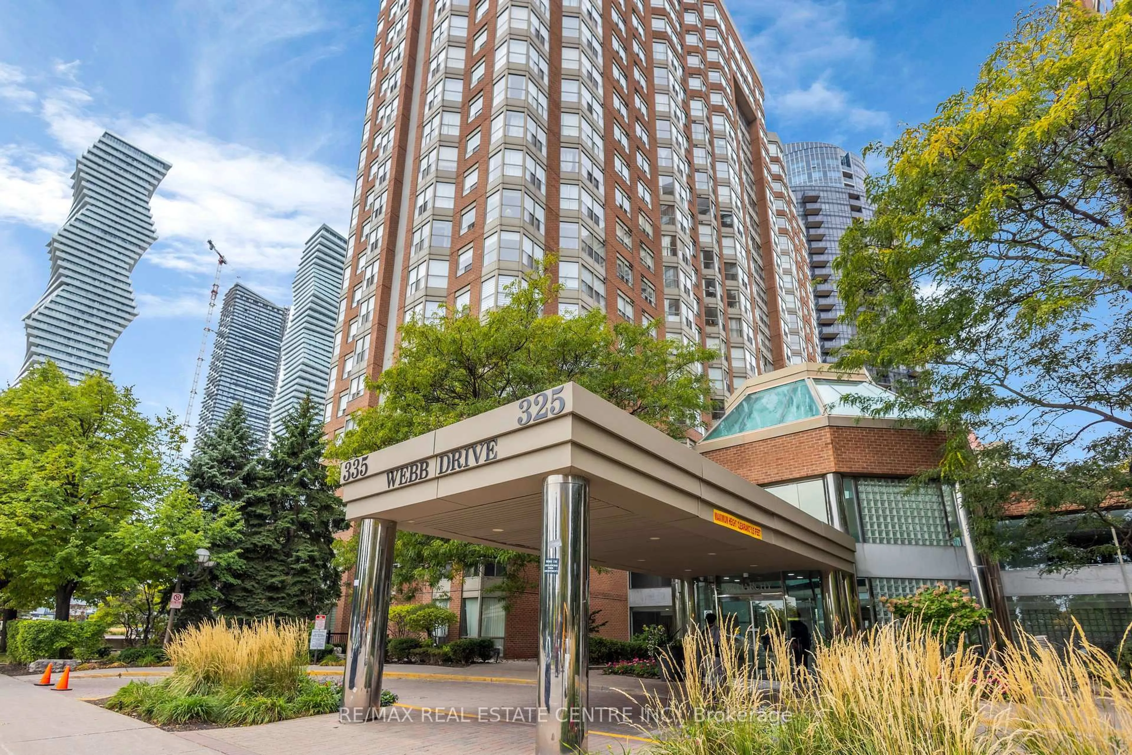 Indoor foyer for 335 Webb Dr #702, Mississauga Ontario L5B 4A1