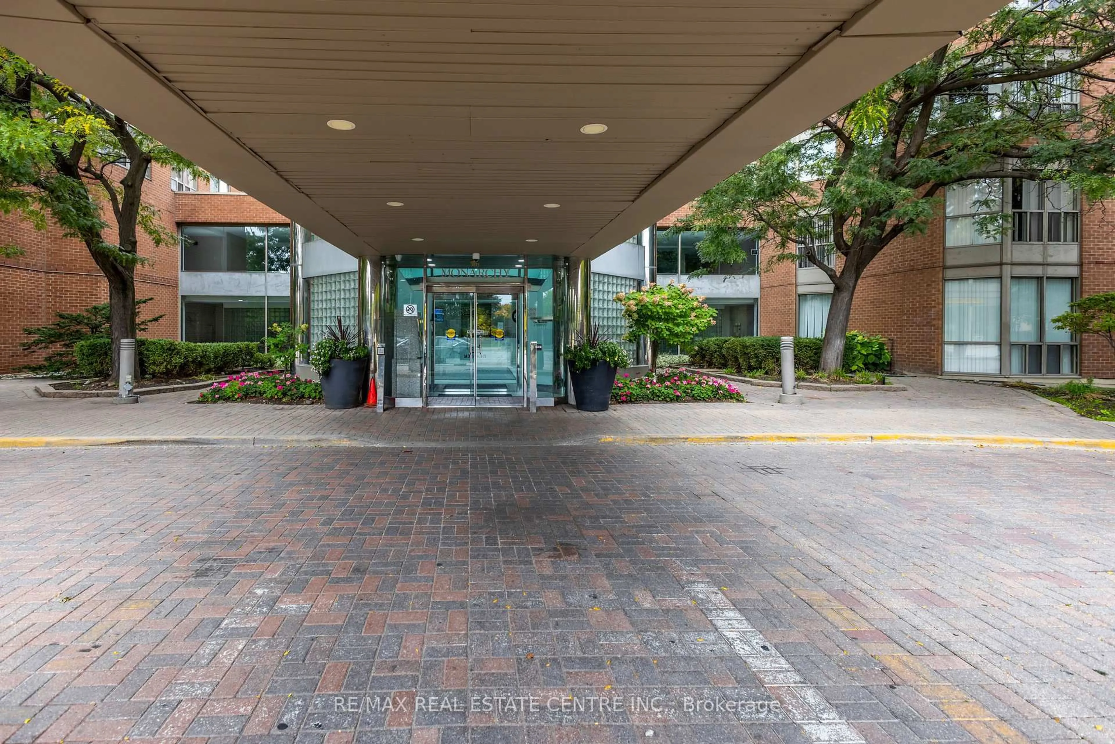 Indoor foyer for 335 Webb Dr #702, Mississauga Ontario L5B 4A1