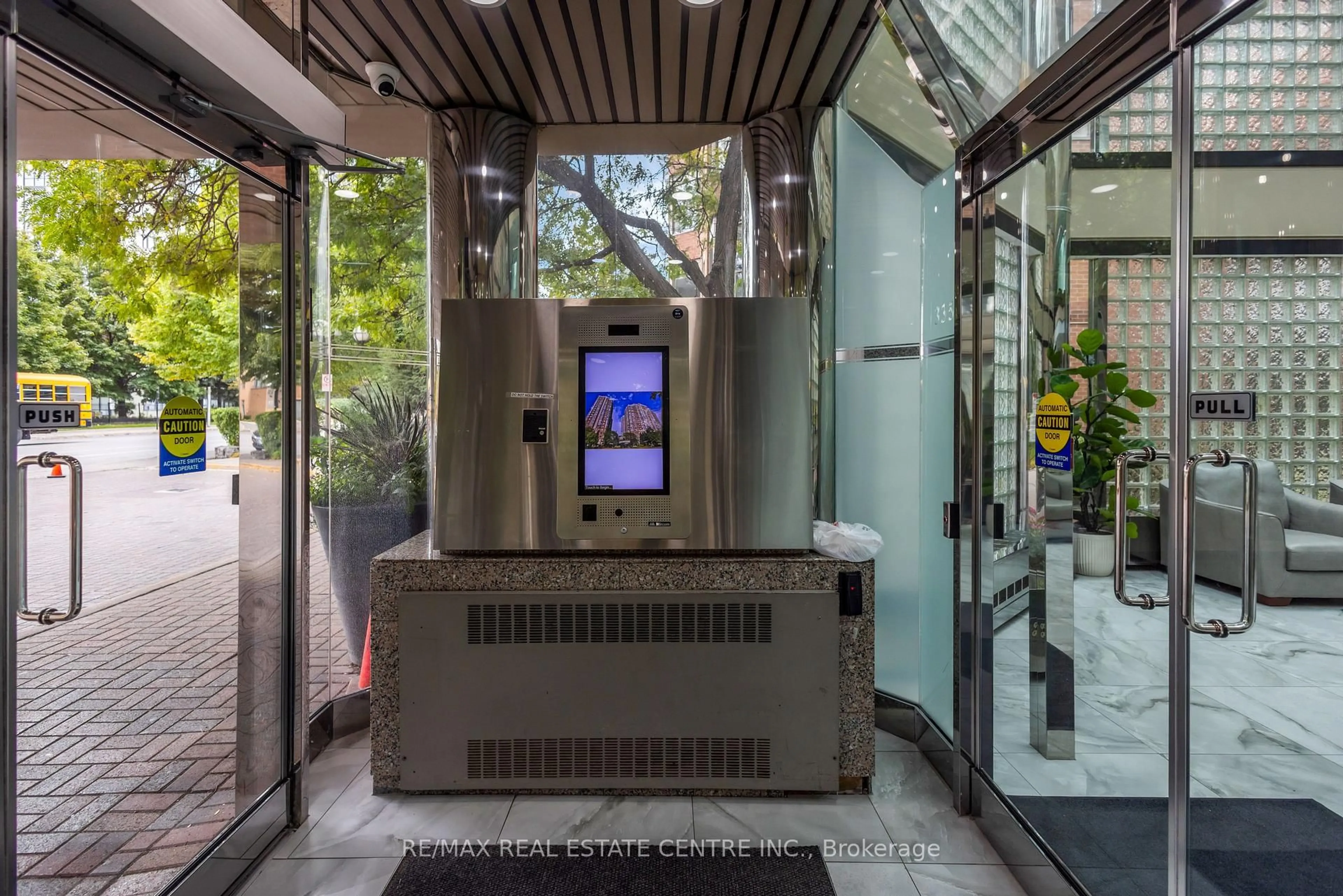 Indoor foyer for 335 Webb Dr #702, Mississauga Ontario L5B 4A1