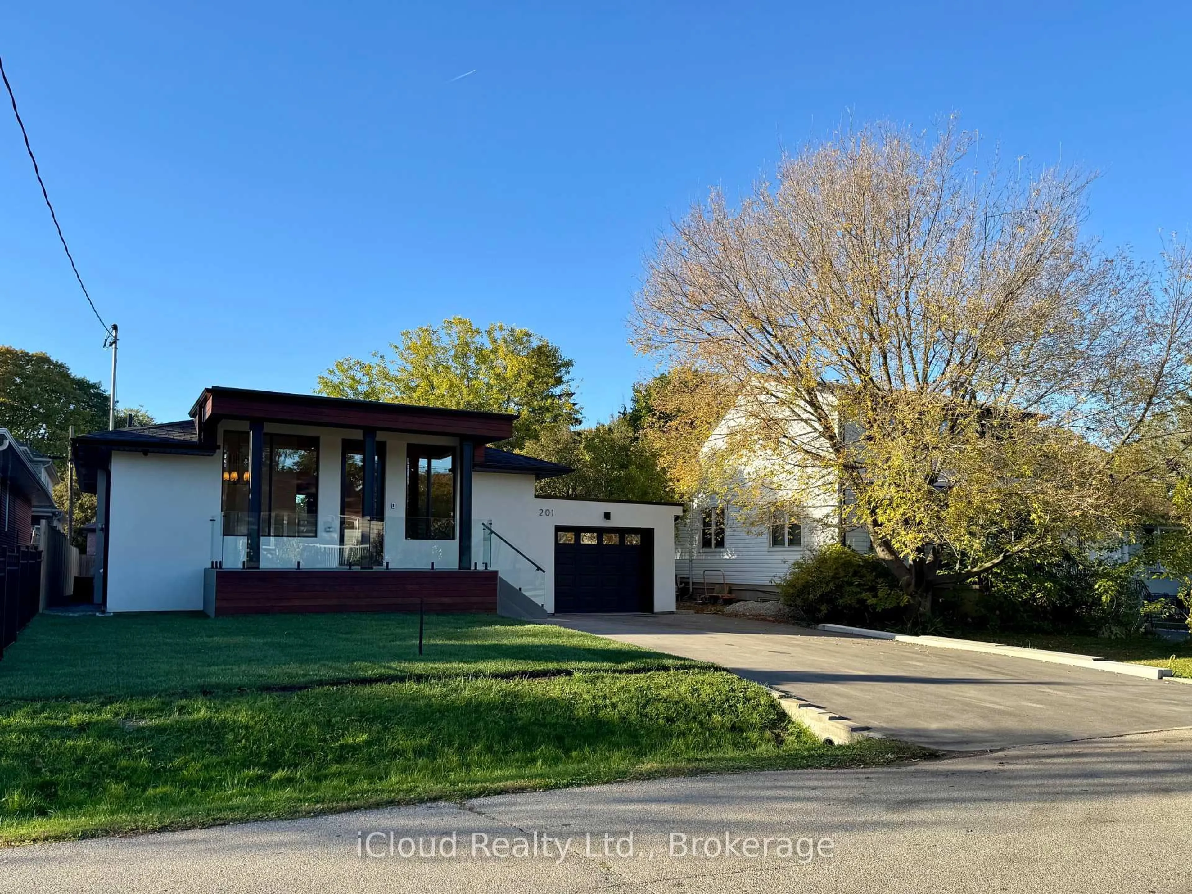 A pic from outside/outdoor area/front of a property/back of a property/a pic from drone, street for 201 Troy St, Mississauga Ontario L5G 1S9