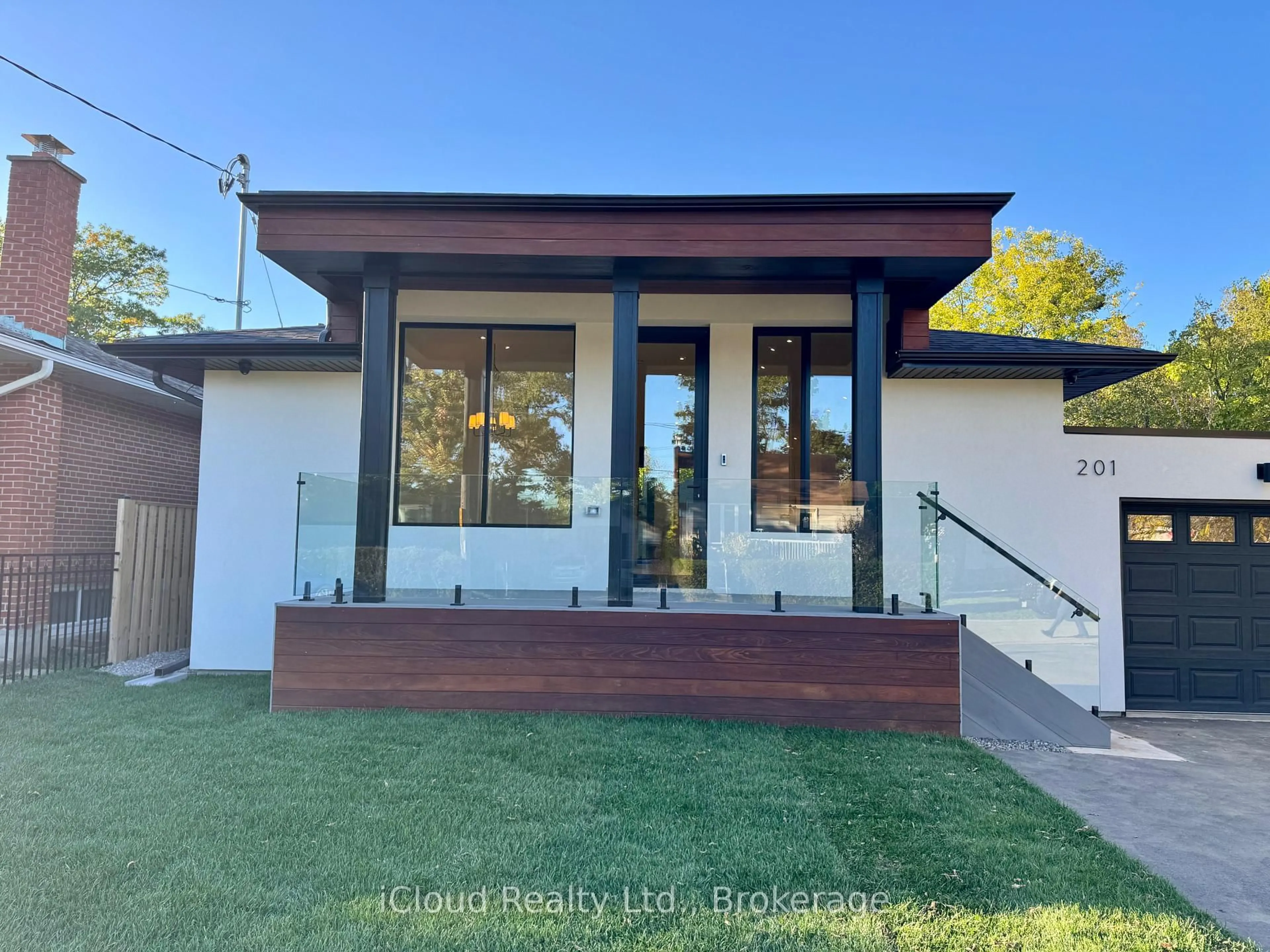 Home with vinyl exterior material, unknown for 201 Troy St, Mississauga Ontario L5G 1S9