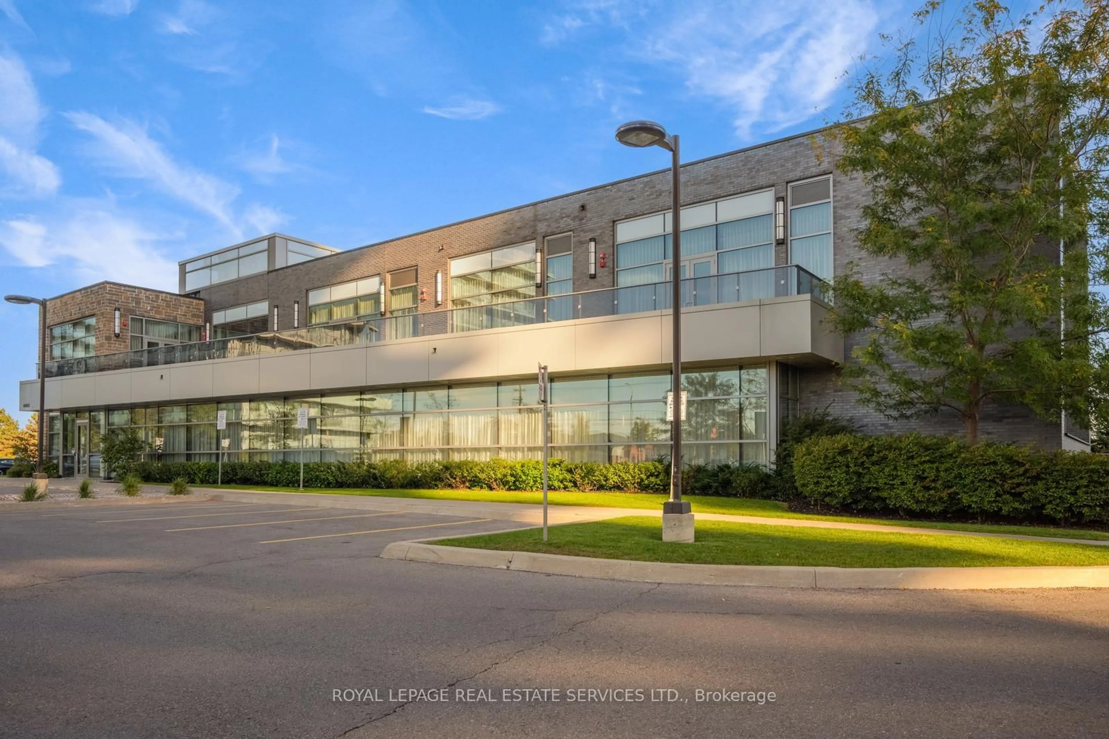 Indoor foyer for 4633 Glen Erin Dr #1010, Mississauga Ontario L5M 0Y6