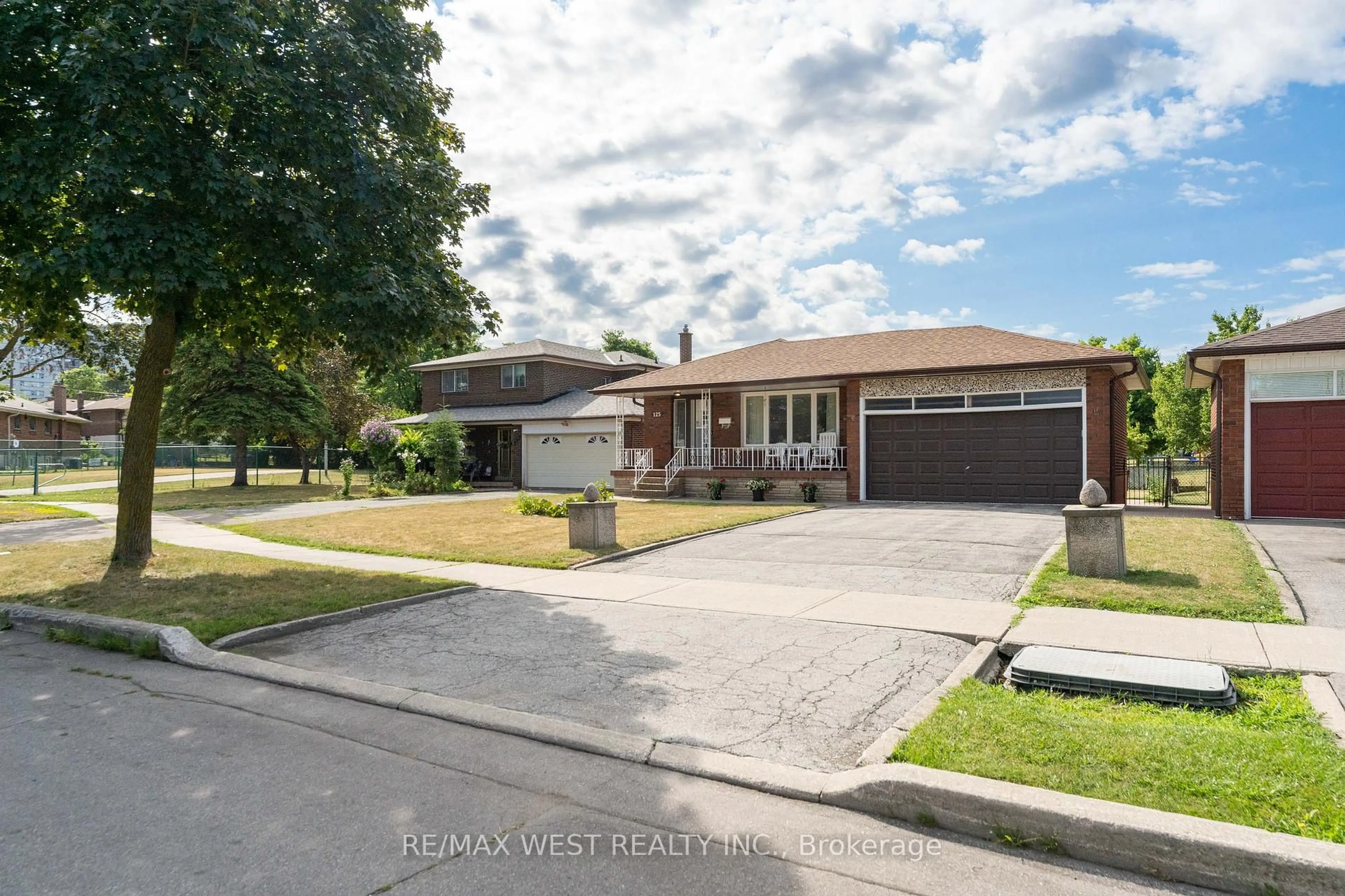 A pic from outside/outdoor area/front of a property/back of a property/a pic from drone, street for 125 Honeywood Rd, Toronto Ontario M3N 1B3