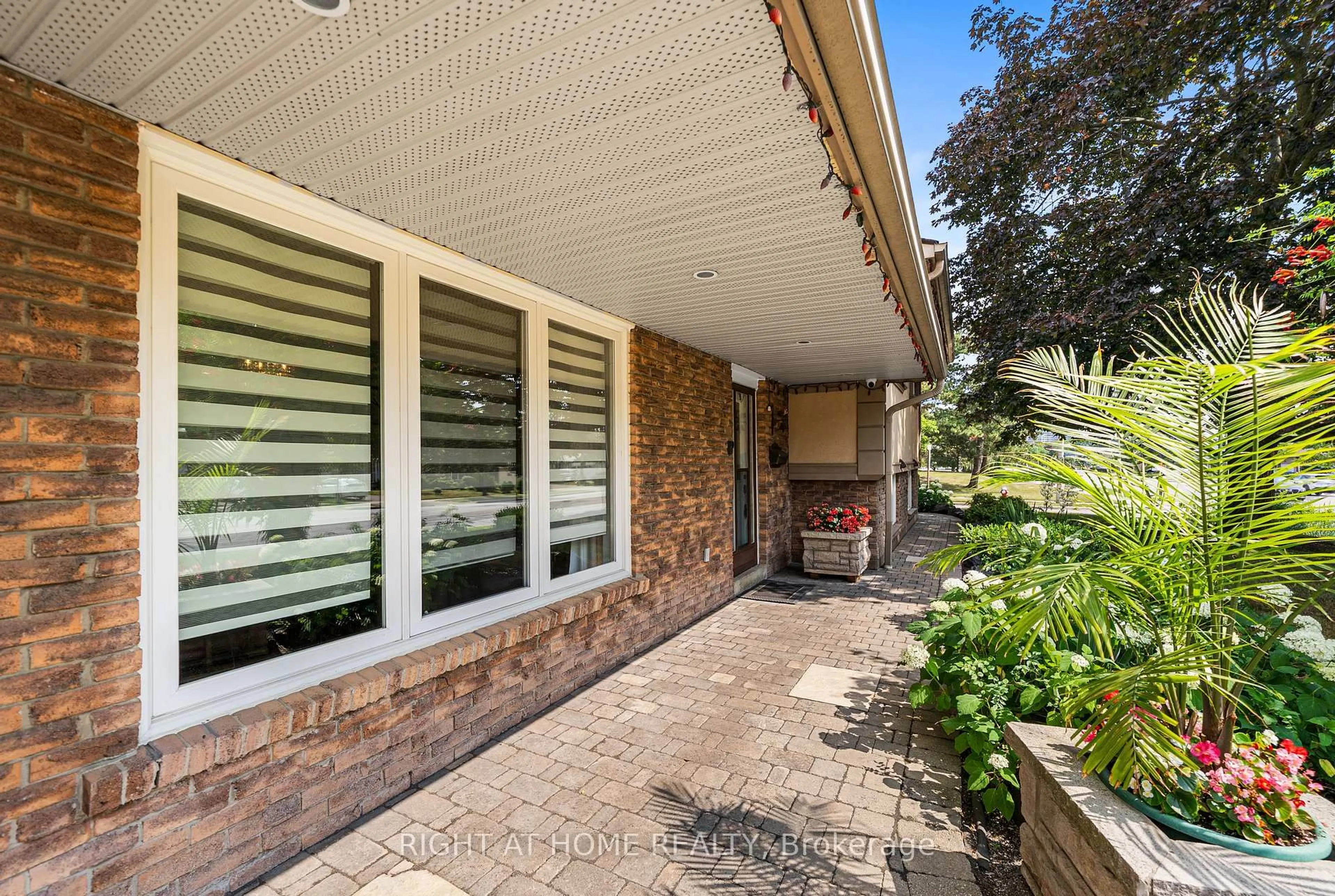 Patio, unknown for 1045 Bloor St, Mississauga Ontario L4Y 2N3