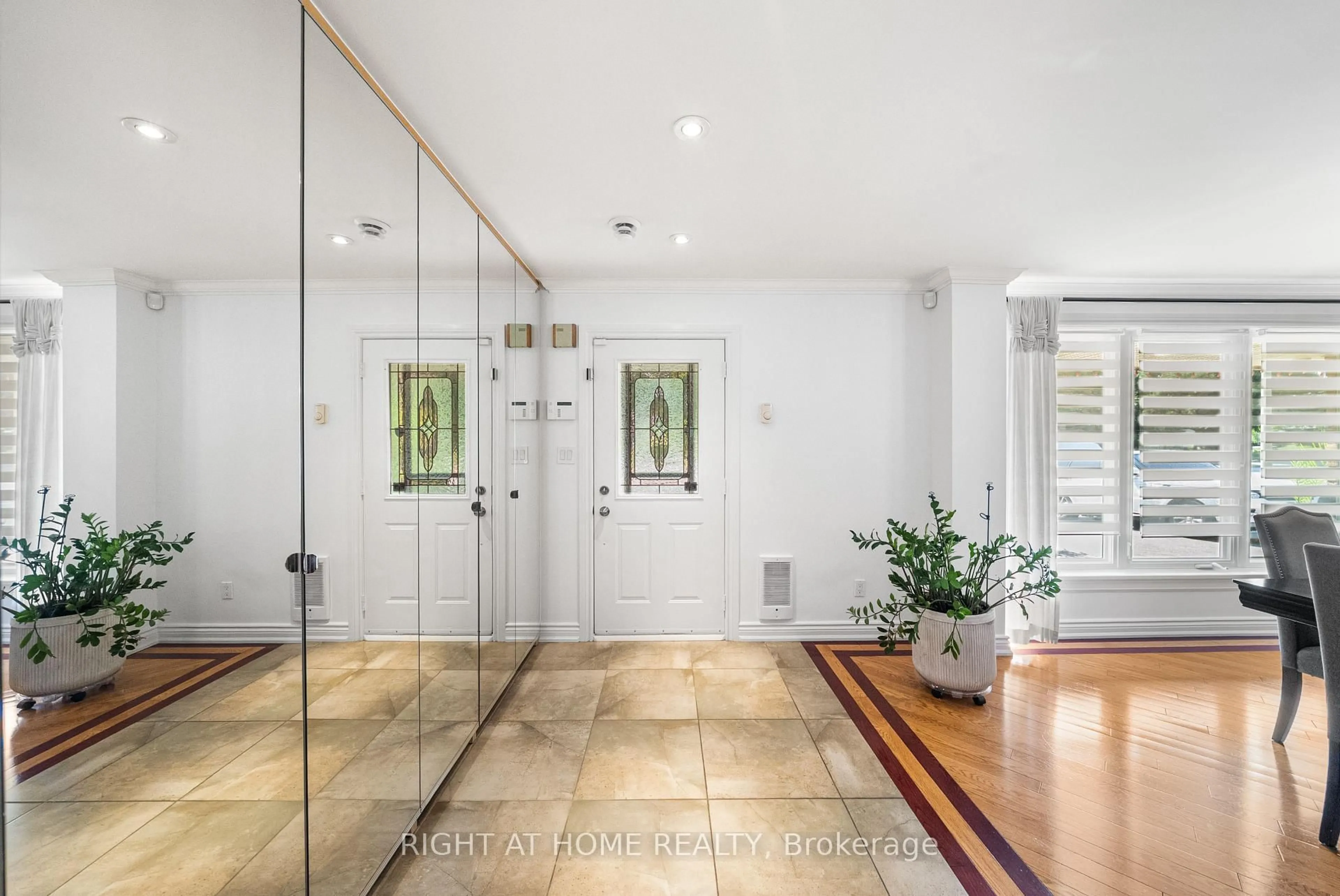 Indoor entryway for 1045 Bloor St, Mississauga Ontario L4Y 2N3