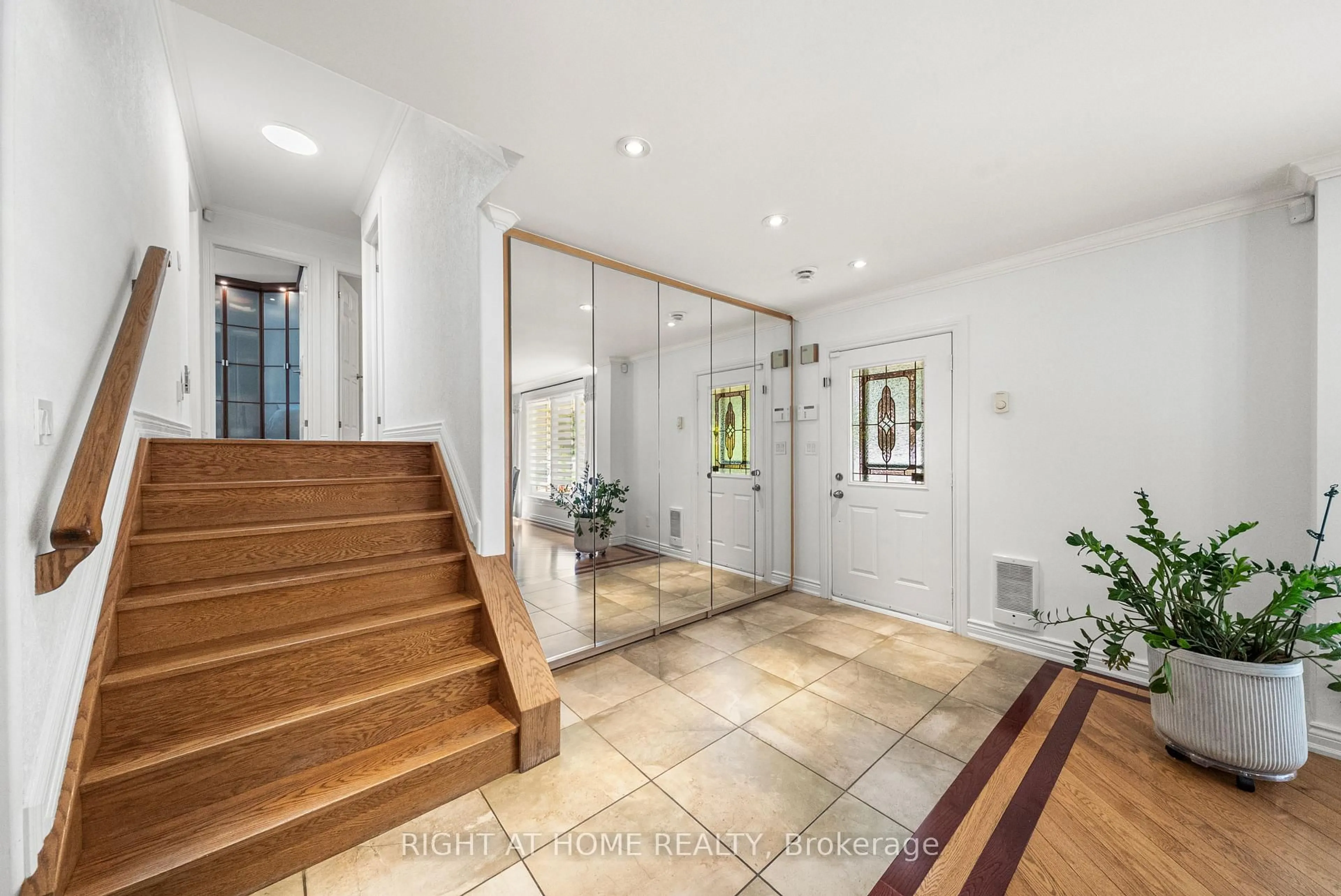 Indoor foyer for 1045 Bloor St, Mississauga Ontario L4Y 2N3