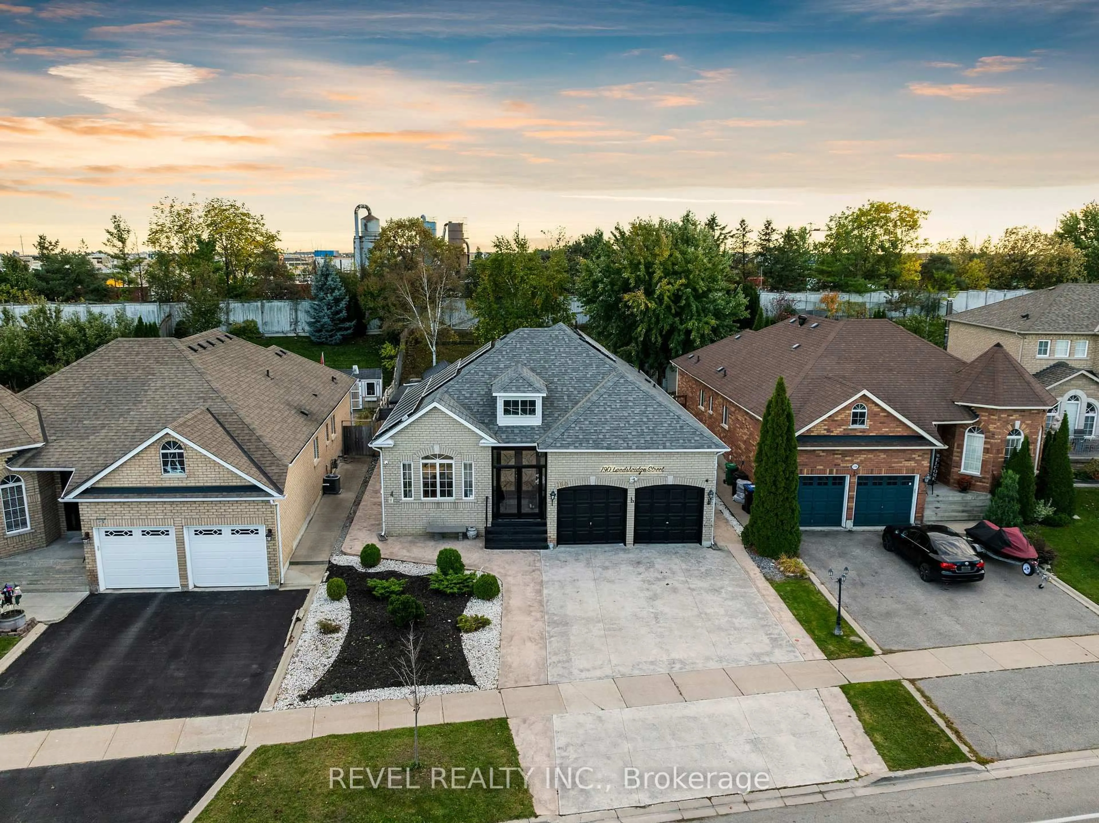 A pic from outside/outdoor area/front of a property/back of a property/a pic from drone, street for 190 Landsbridge St, Caledon Ontario L7E 2A3