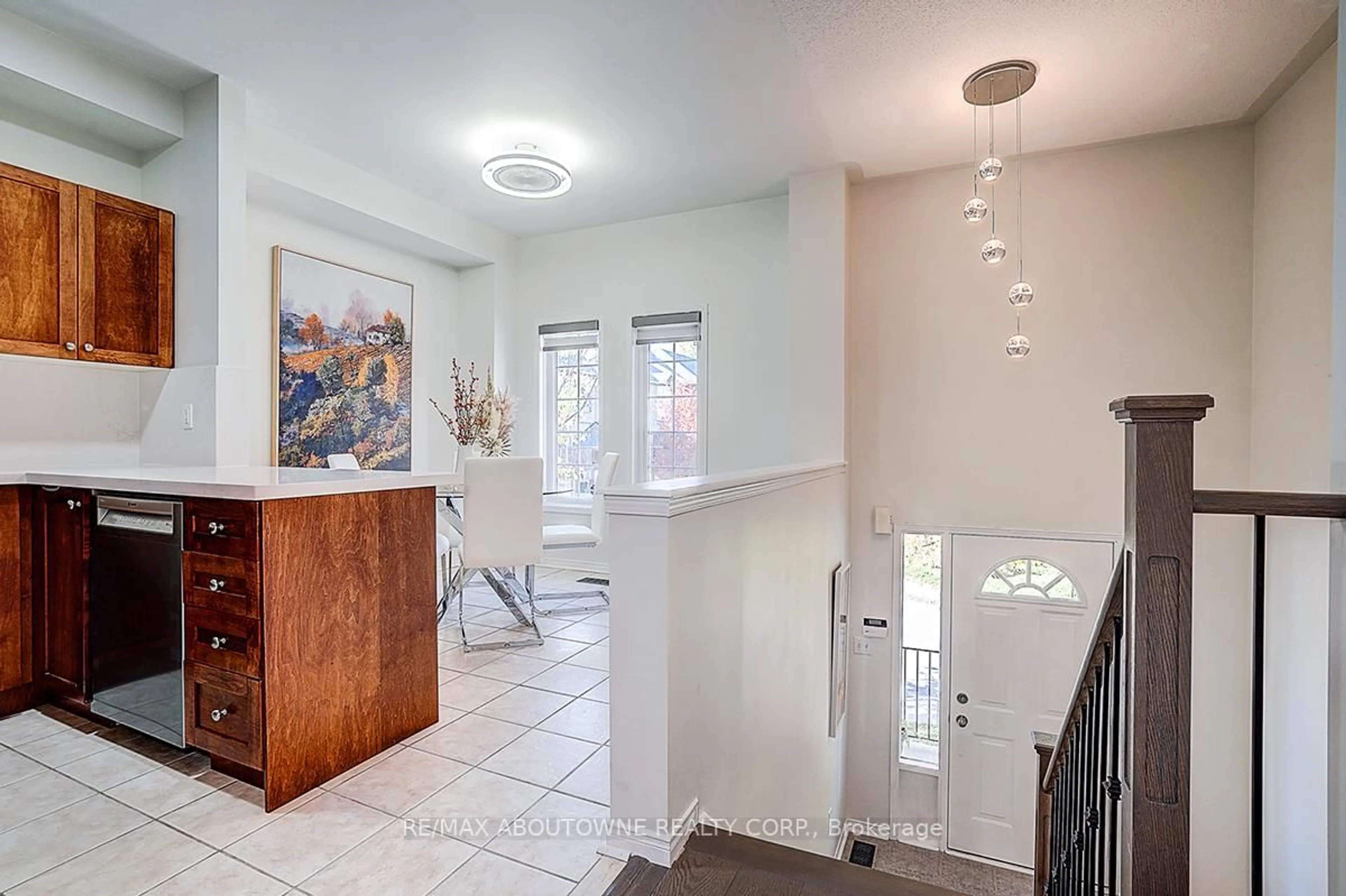 Indoor foyer for 1130 Cawthra Rd #56, Mississauga Ontario L5G 4V7