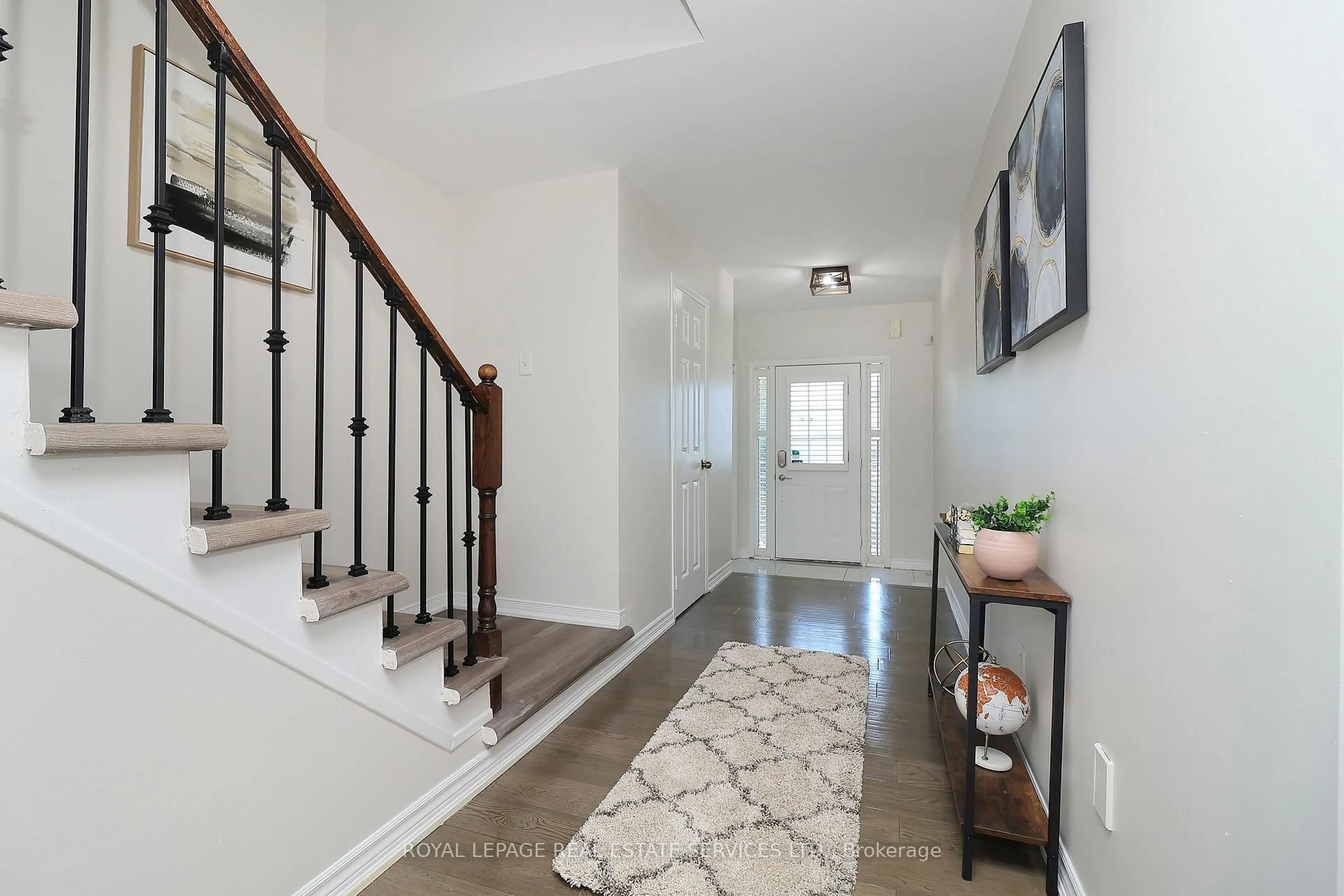 Indoor entryway for 1747 Cobra Cres, Burlington Ontario L7L 7L5