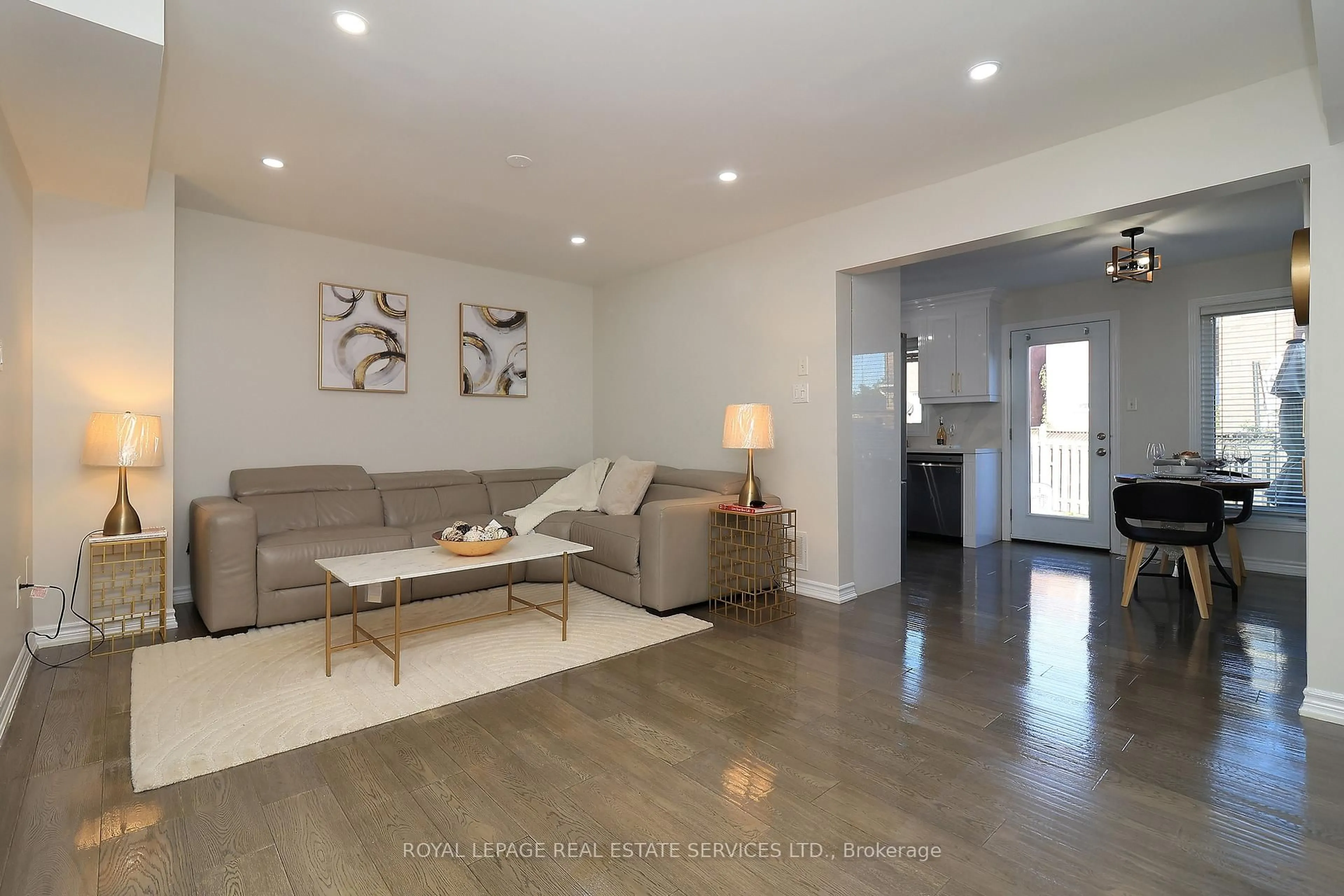 Living room with furniture, unknown for 1747 Cobra Cres, Burlington Ontario L7L 7L5