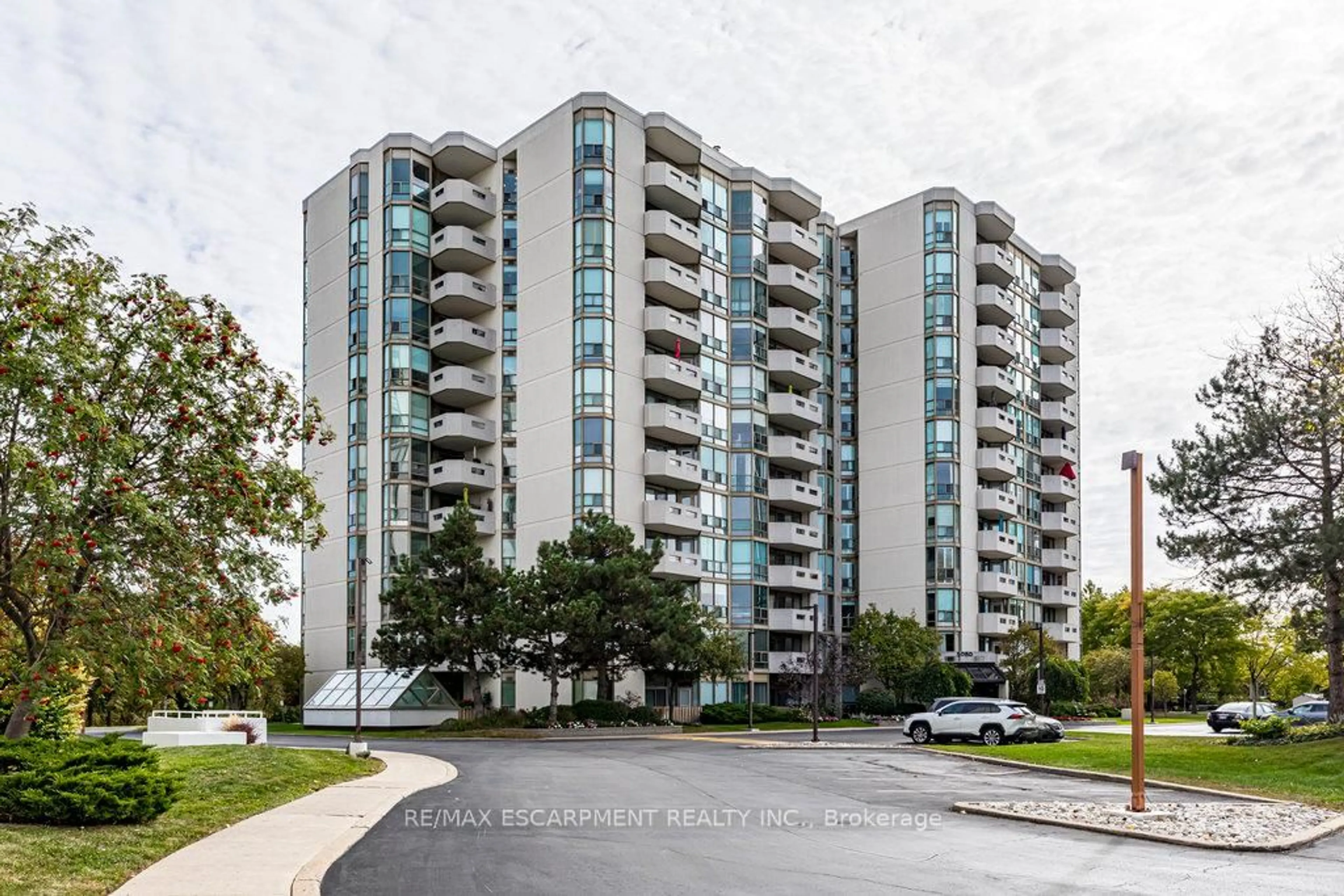 A pic from outside/outdoor area/front of a property/back of a property/a pic from drone, unknown for 5080 Pinedale Ave #209, Burlington Ontario L7L 5V7