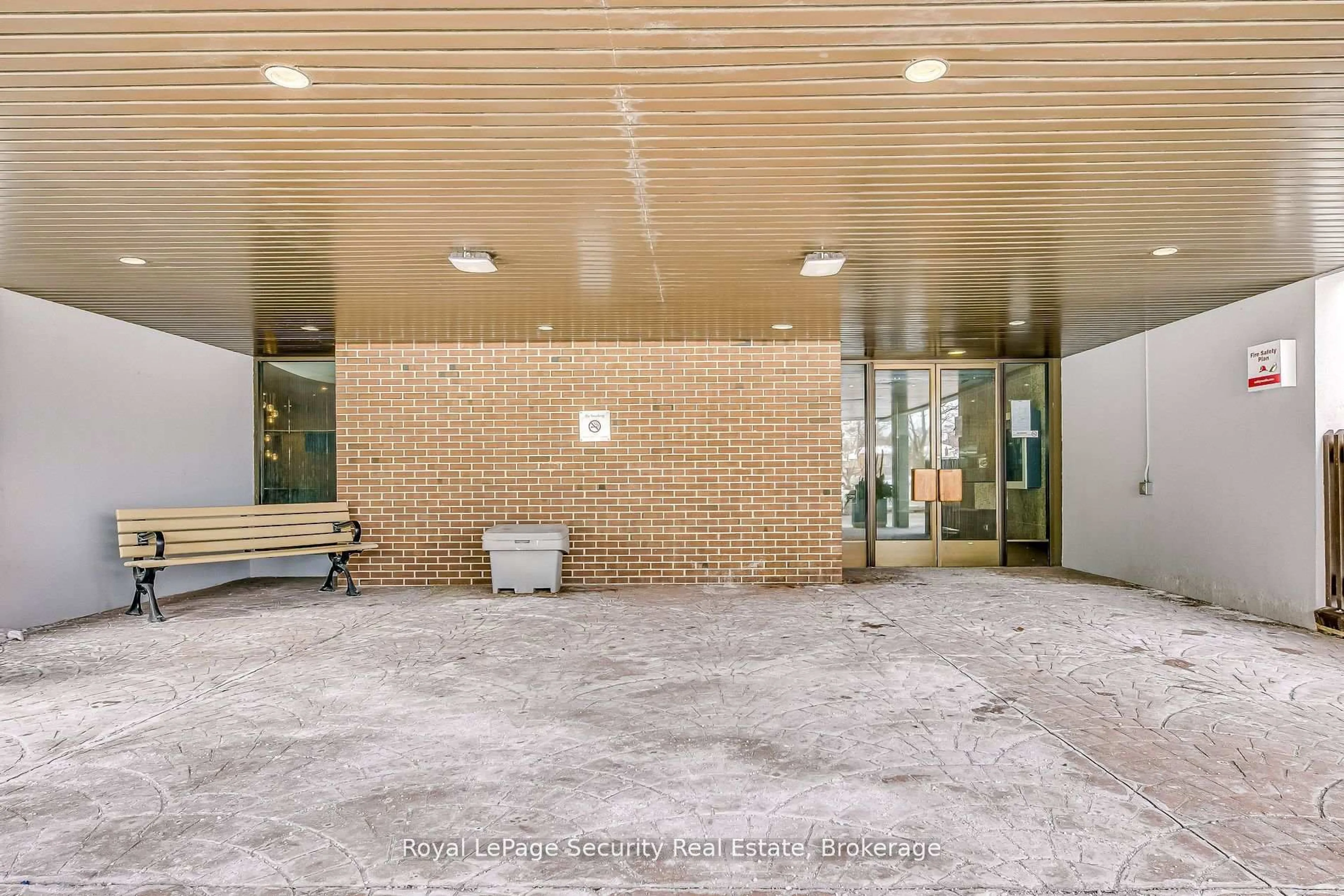 Indoor foyer for 260 Scarlett Rd #2005, Toronto Ontario M6N 4X6