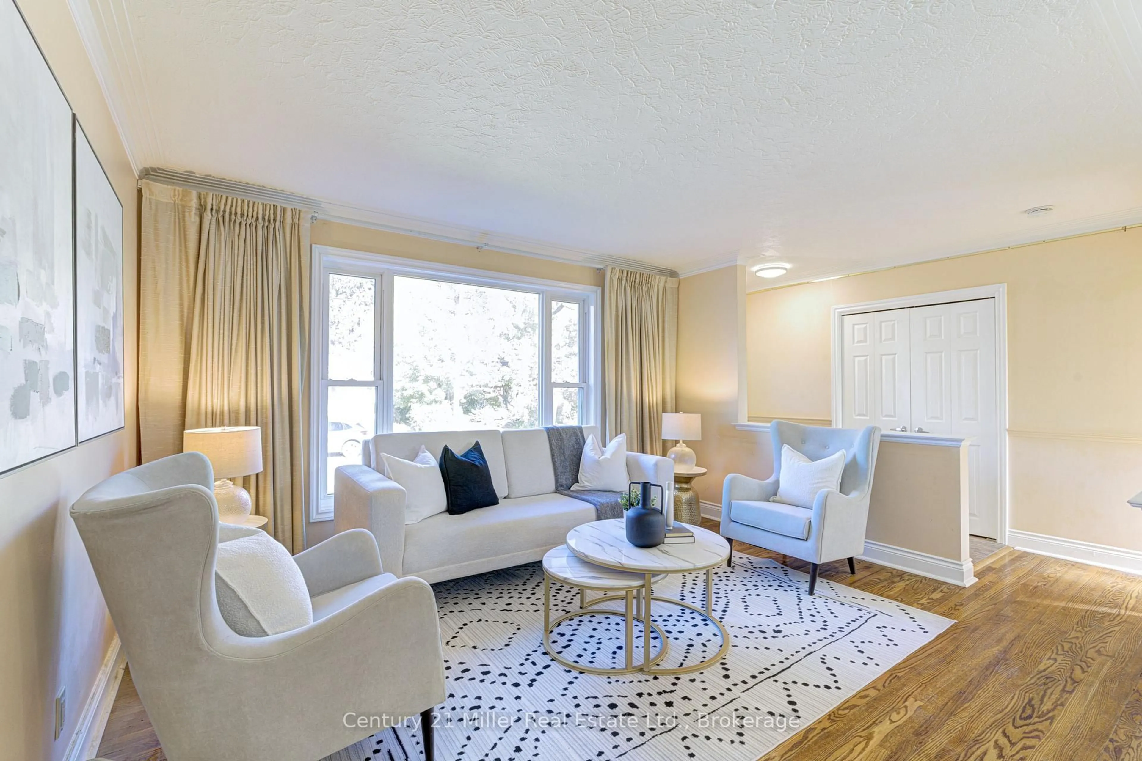 Living room with furniture, unknown for 46 Woodlawn Ave, Mississauga Ontario L5G 3K6
