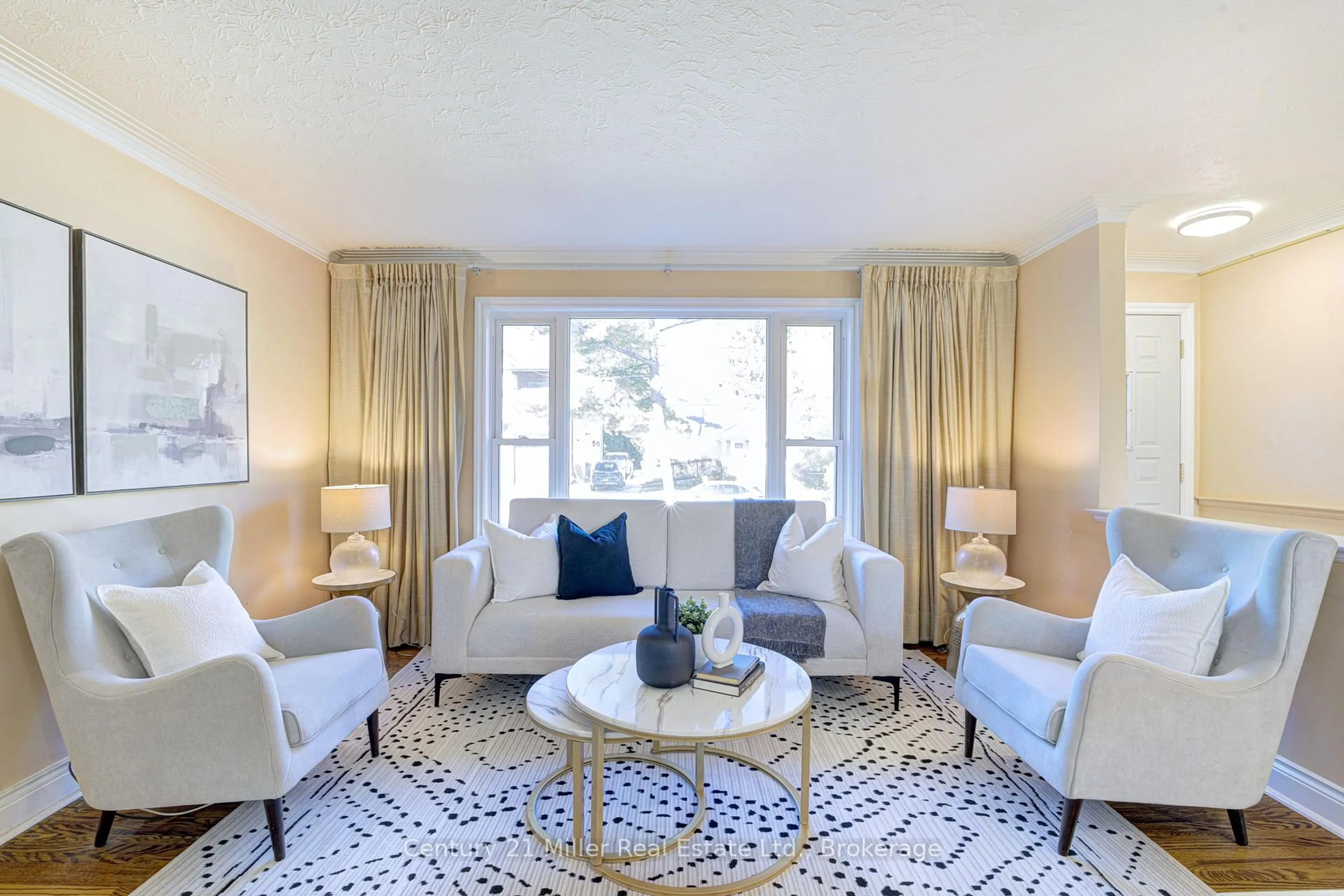 Living room with furniture, carpet floor for 46 Woodlawn Ave, Mississauga Ontario L5G 3K6