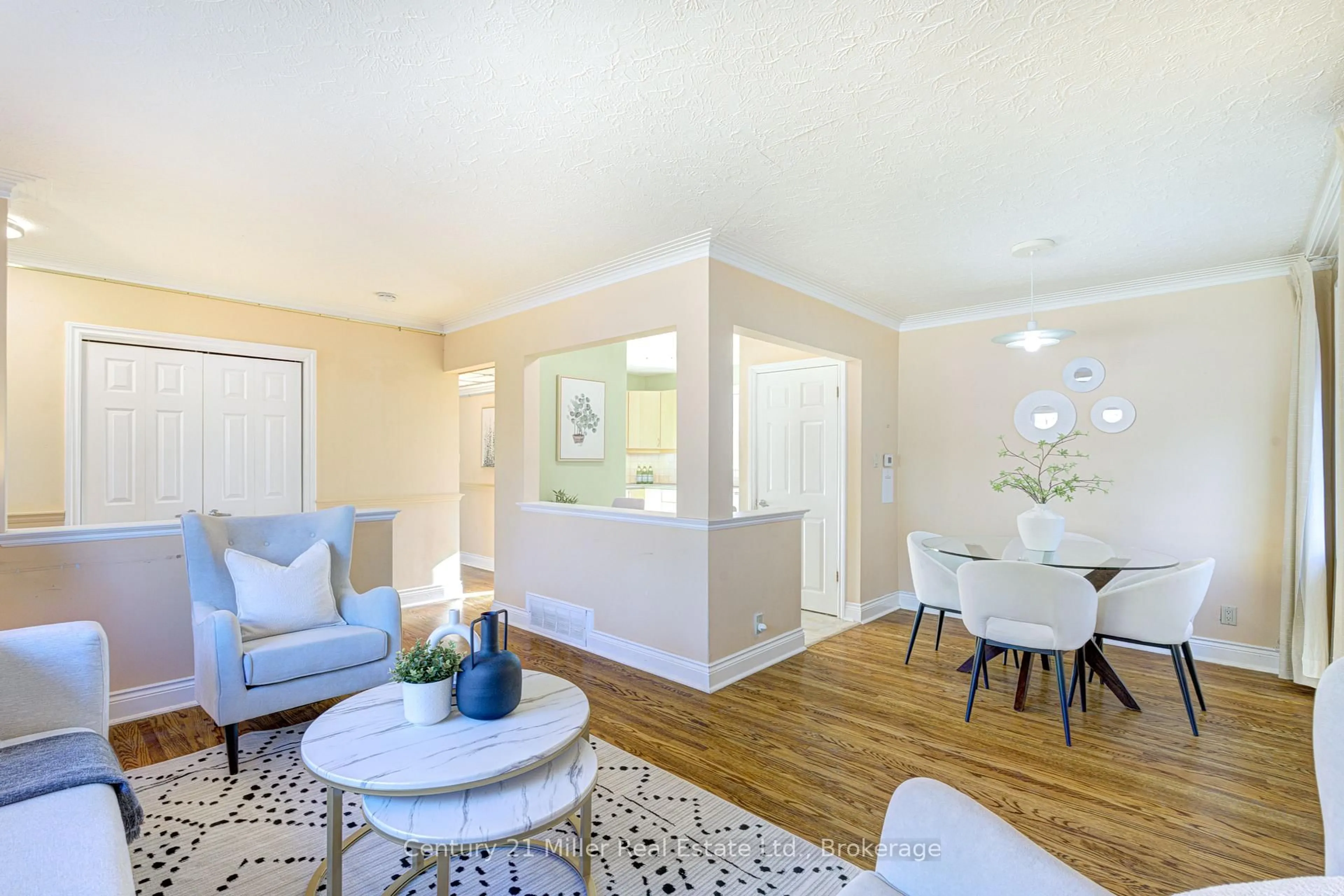 Living room with furniture, wood/laminate floor for 46 Woodlawn Ave, Mississauga Ontario L5G 3K6