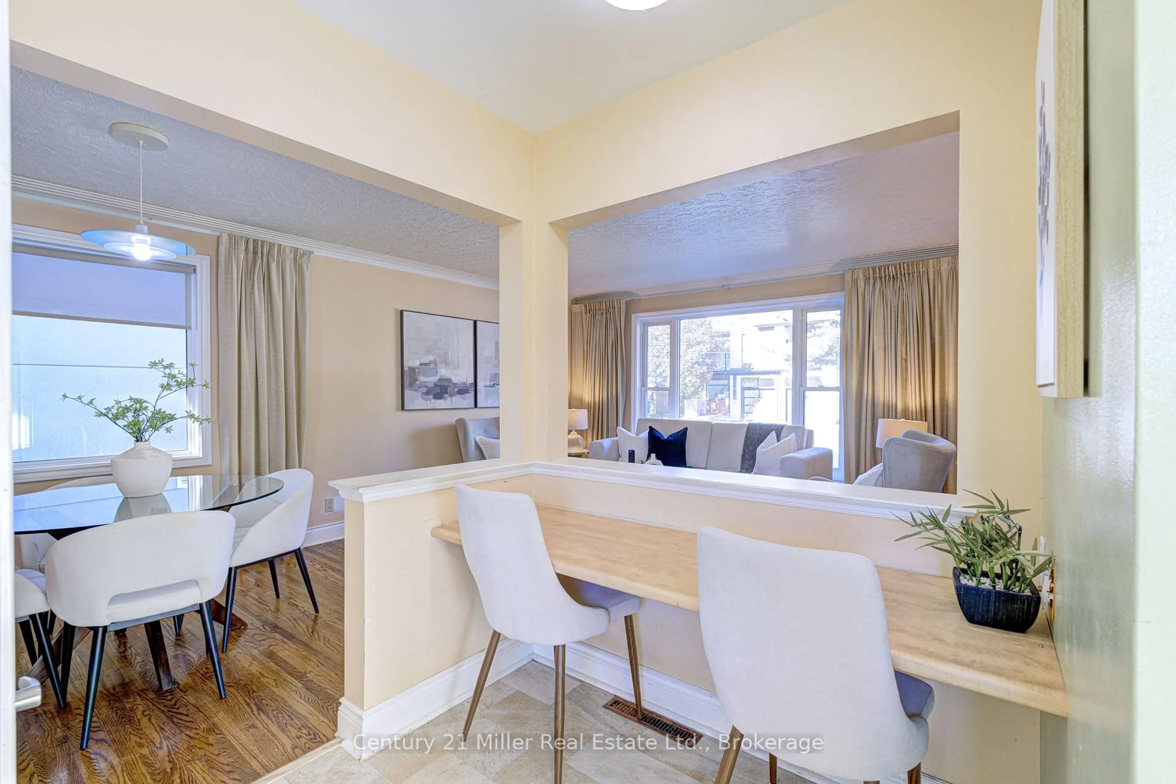 Dining room, wood/laminate floor for 46 Woodlawn Ave, Mississauga Ontario L5G 3K6