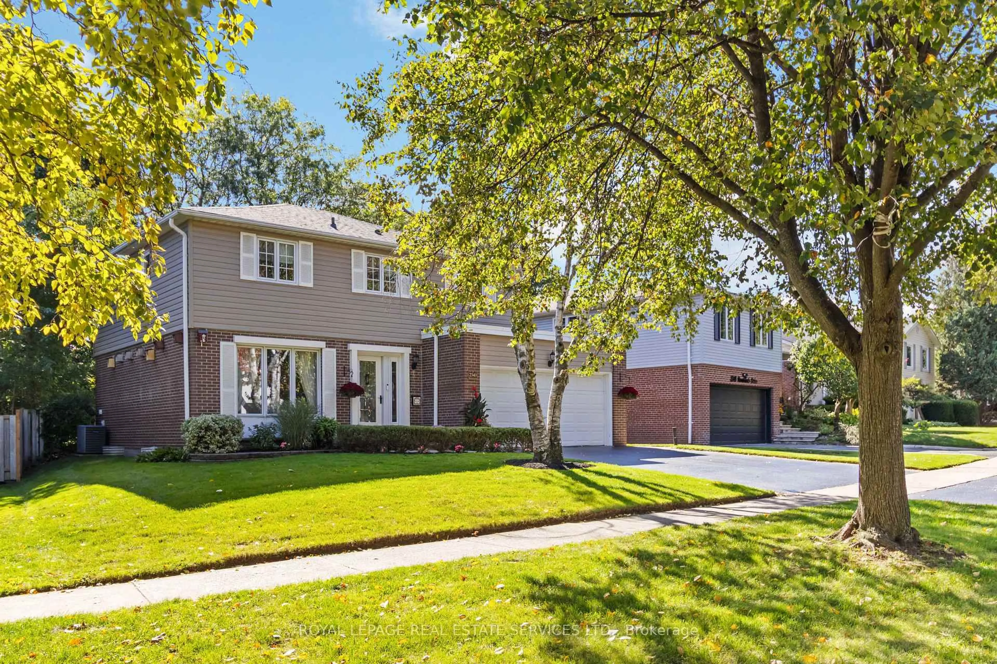 Home with vinyl exterior material, street for 2340 Homelands Dr, Mississauga Ontario L5K 1G6