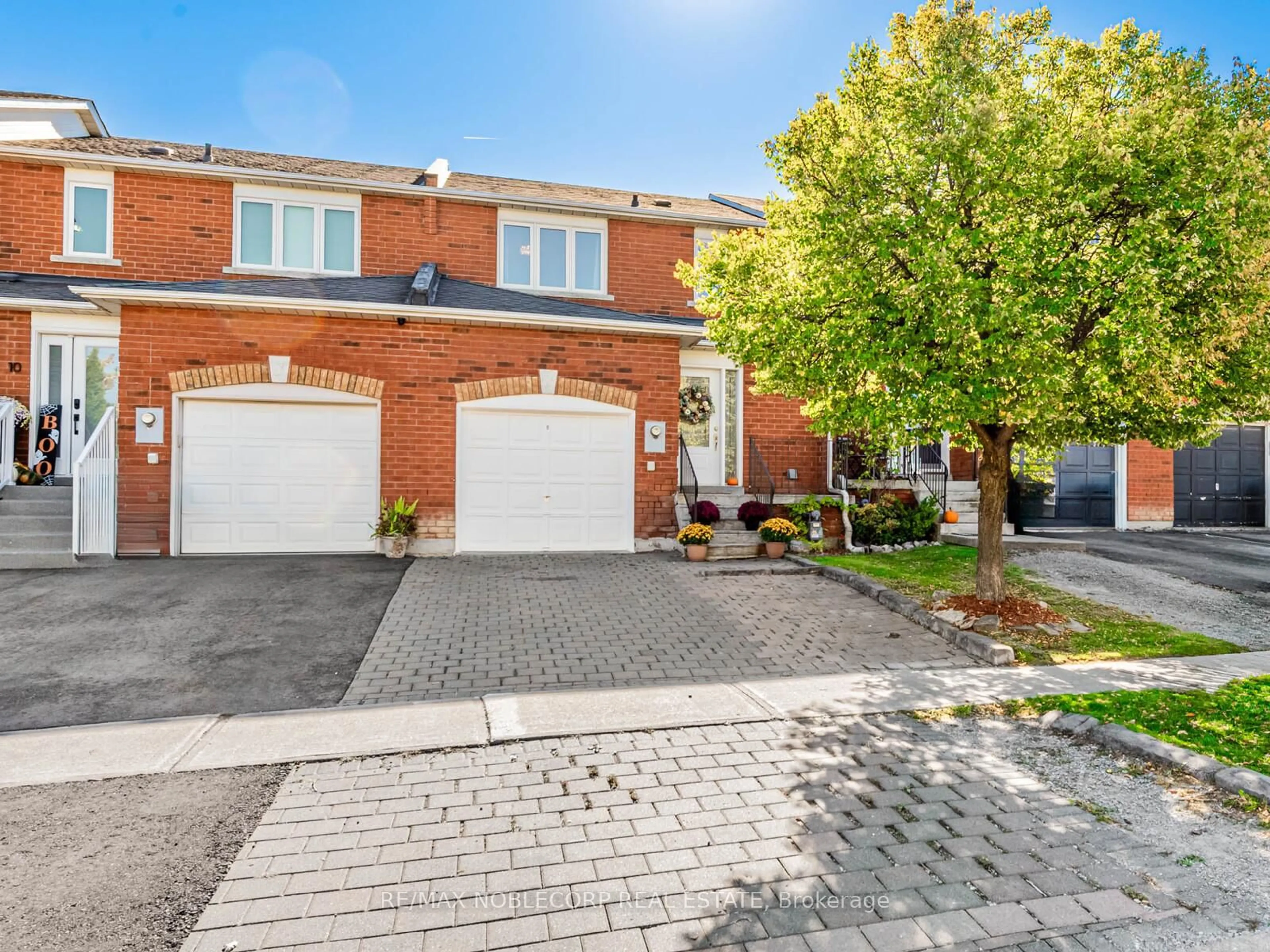 Home with brick exterior material, street for 8 Rolling Hills Lane, Caledon Ontario L7E 1T9