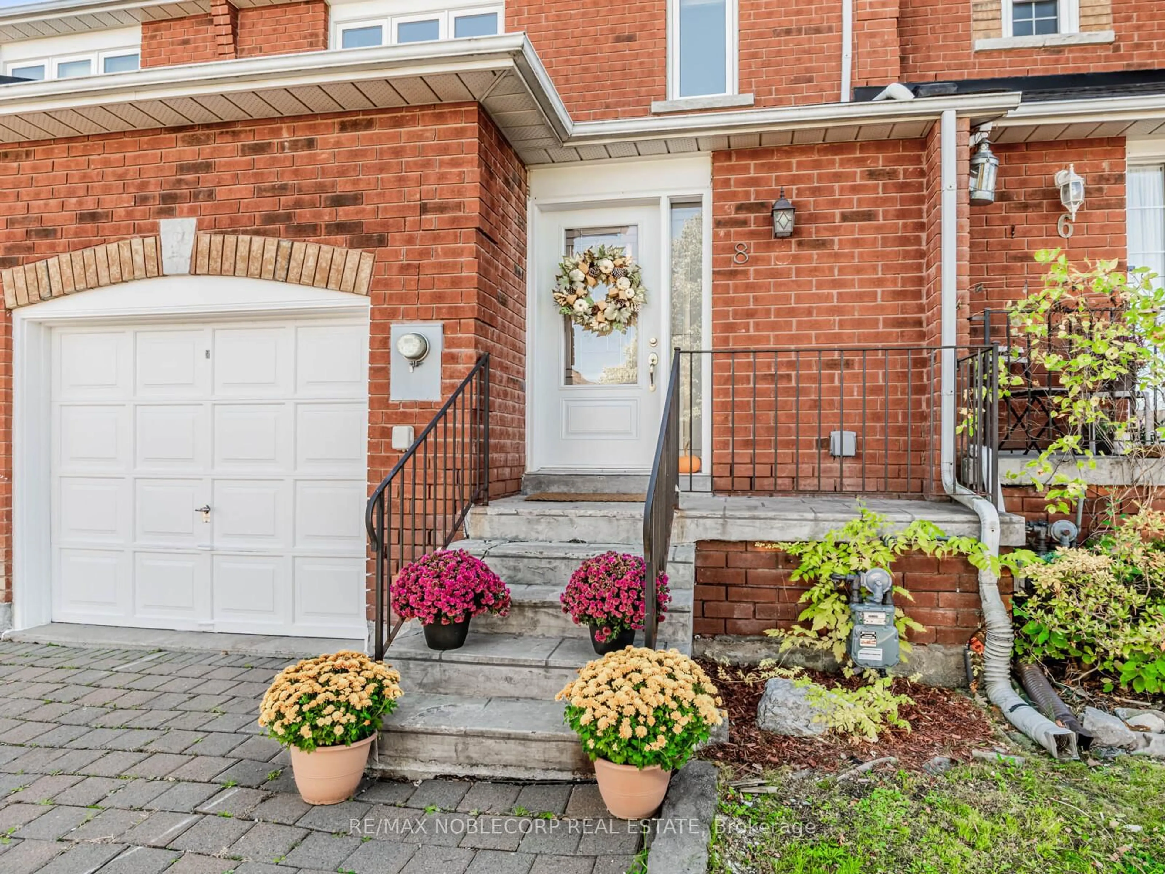 Home with brick exterior material, street for 8 Rolling Hills Lane, Caledon Ontario L7E 1T9