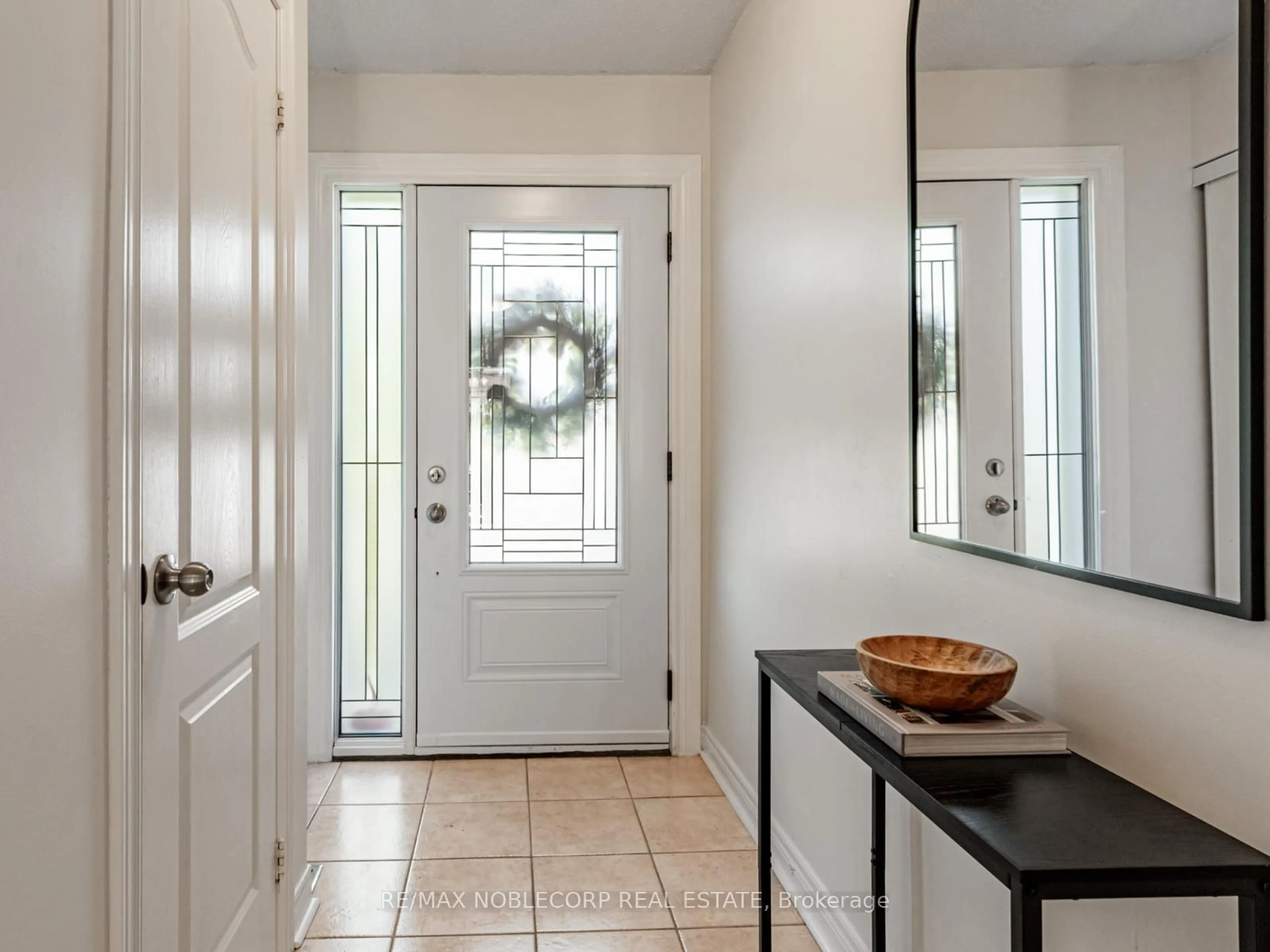 Indoor entryway for 8 Rolling Hills Lane, Caledon Ontario L7E 1T9