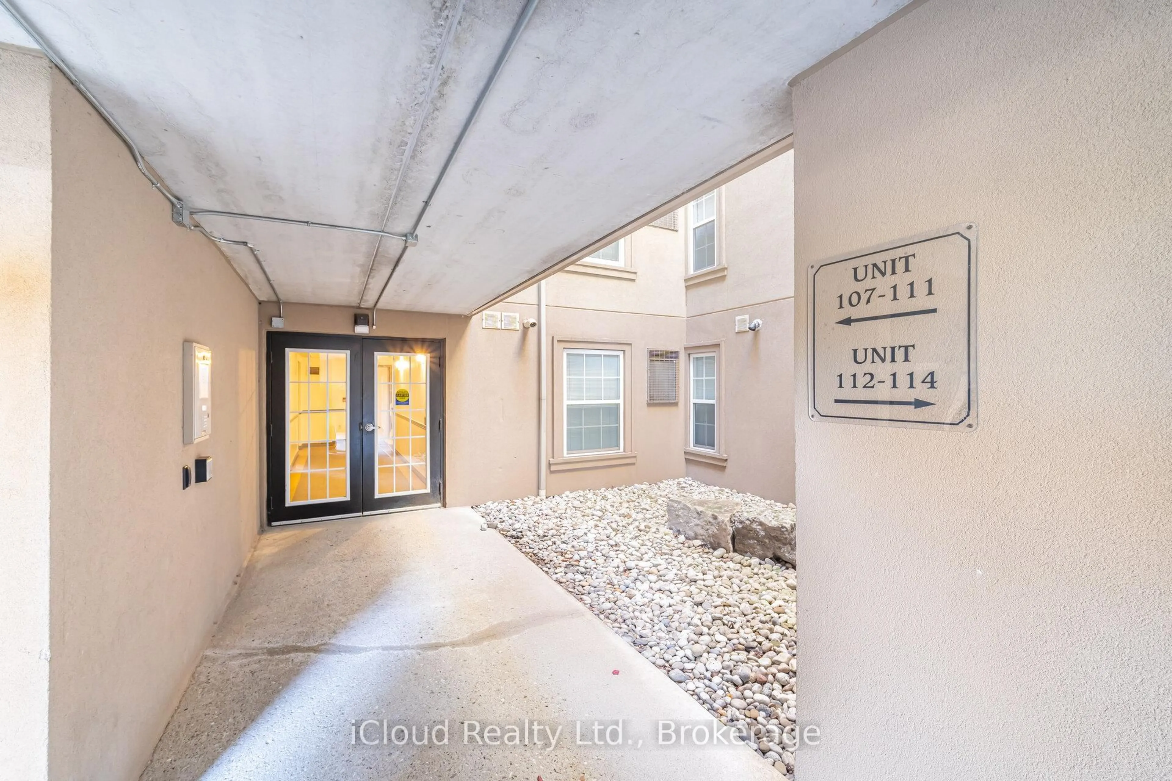 Indoor entryway for 2035 Appleby Line #111, Burlington Ontario L7L 7G8