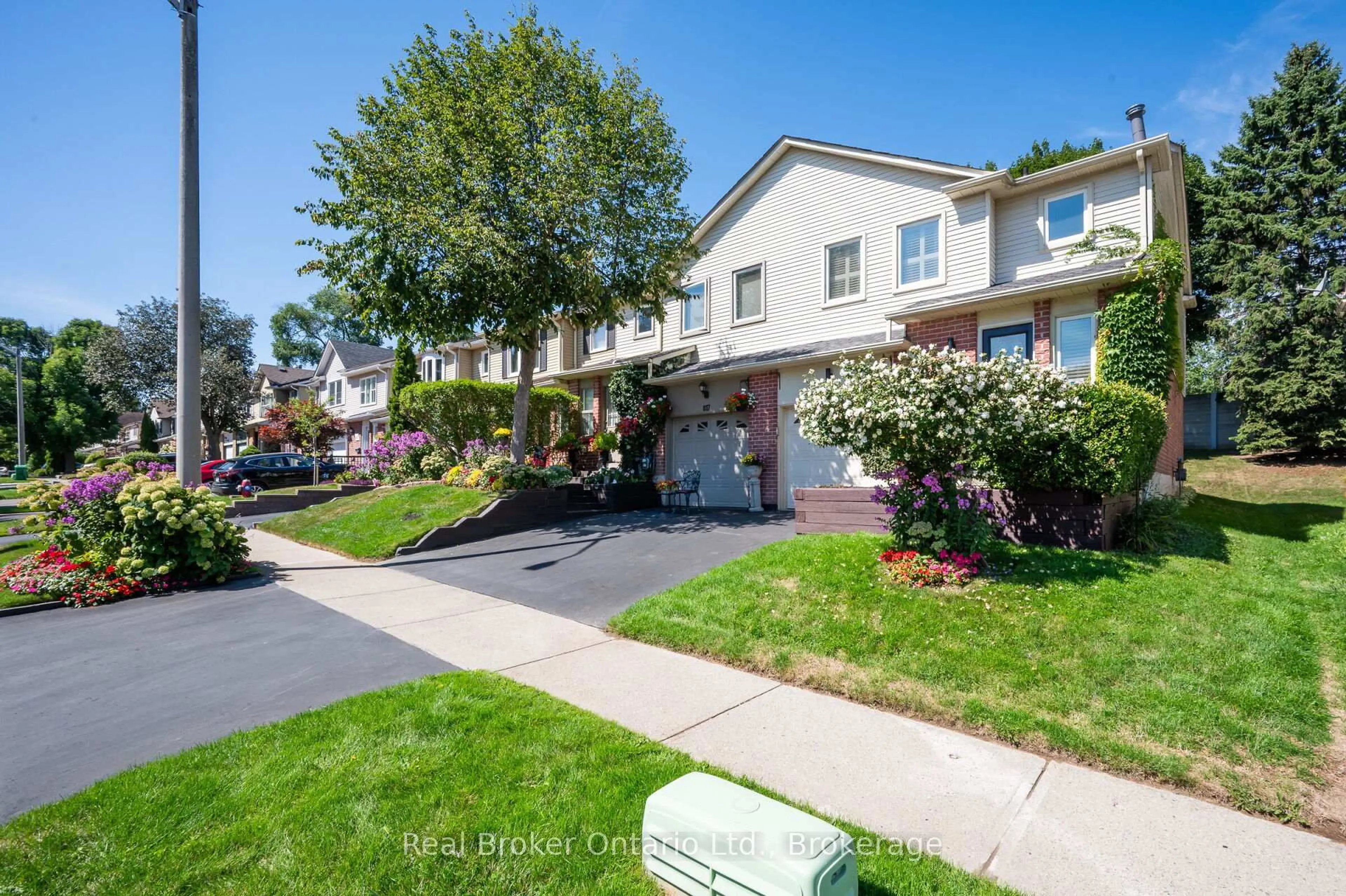 A pic from outside/outdoor area/front of a property/back of a property/a pic from drone, street for 815 Sweetwater Cres, Mississauga Ontario L5H 4A7