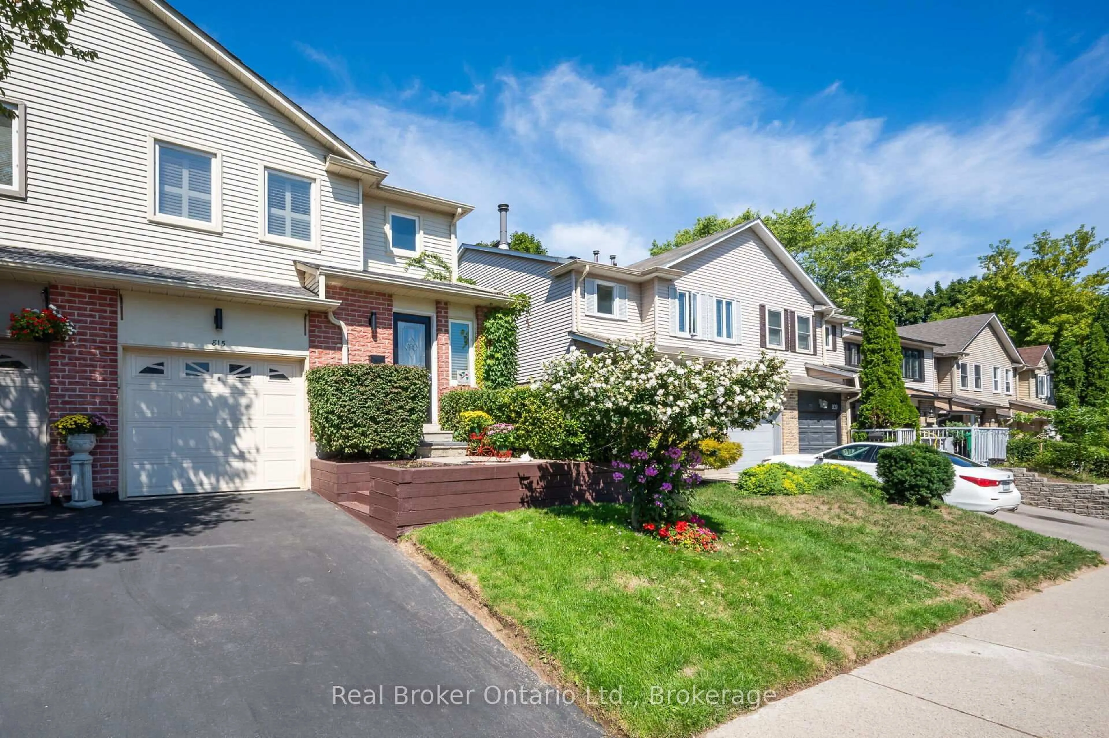 Home with brick exterior material, street for 815 Sweetwater Cres, Mississauga Ontario L5H 4A7