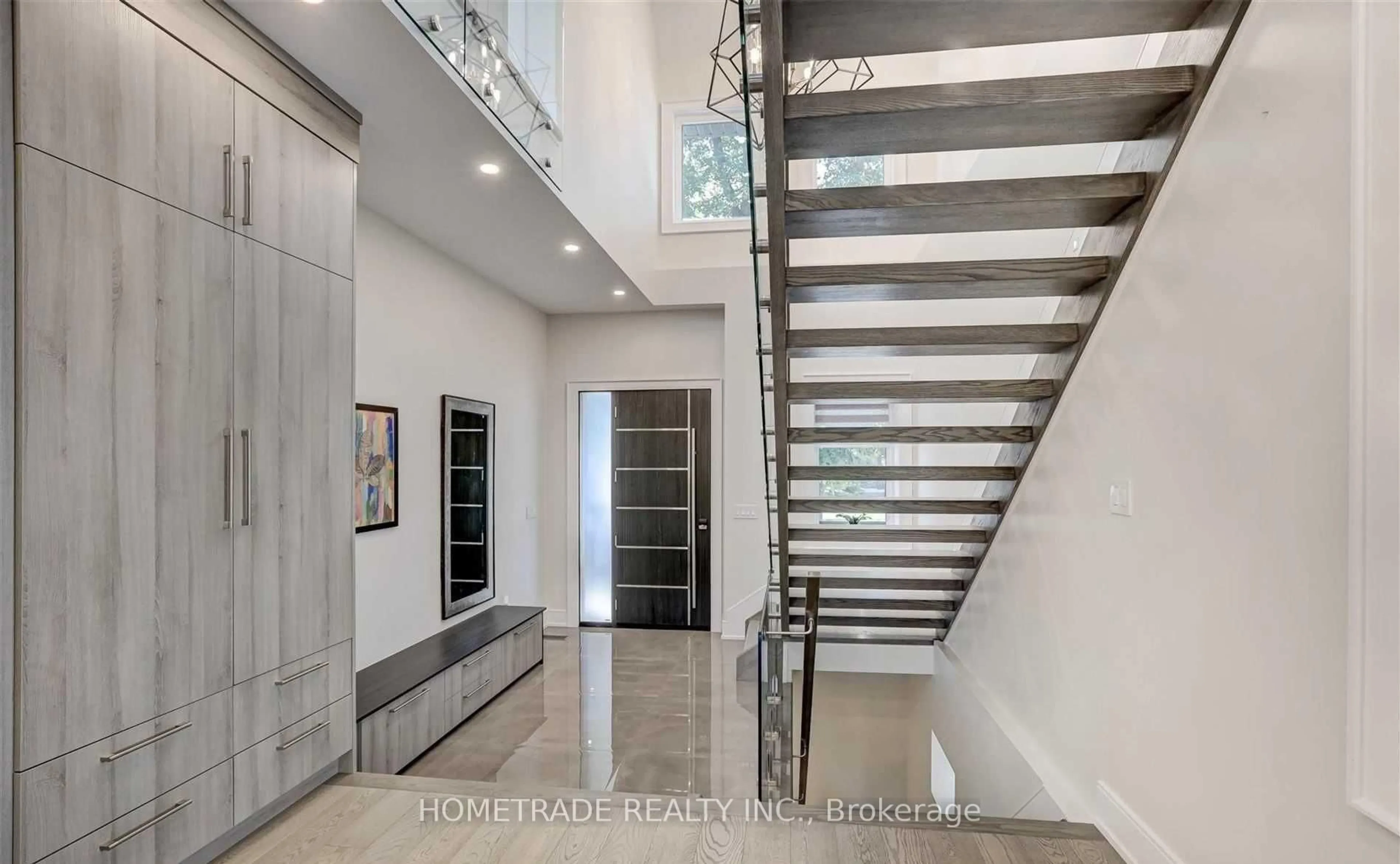 Indoor foyer for 53 Culnan Ave, Toronto Ontario M8Z 5B1