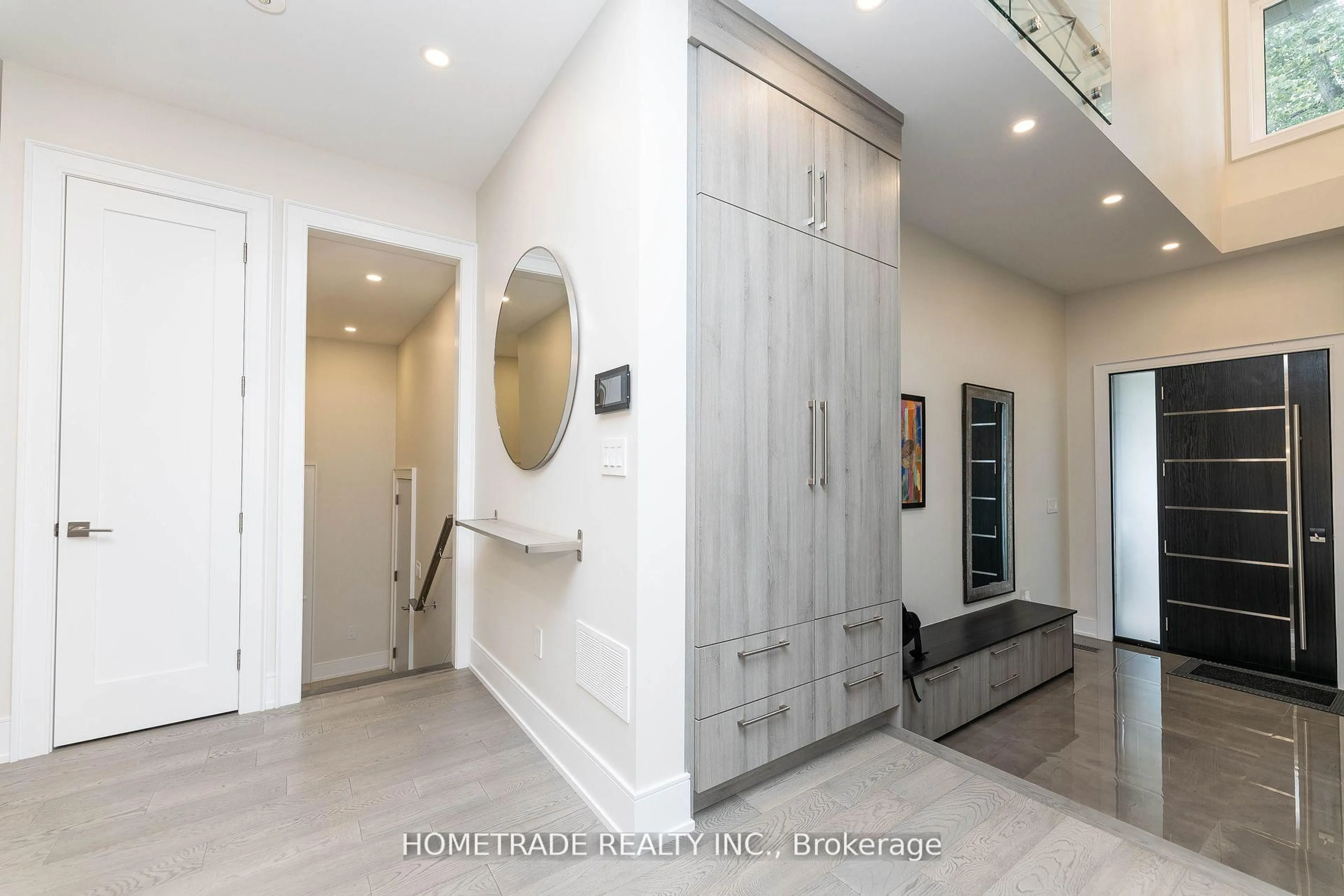 Indoor foyer for 53 Culnan Ave, Toronto Ontario M8Z 5B1