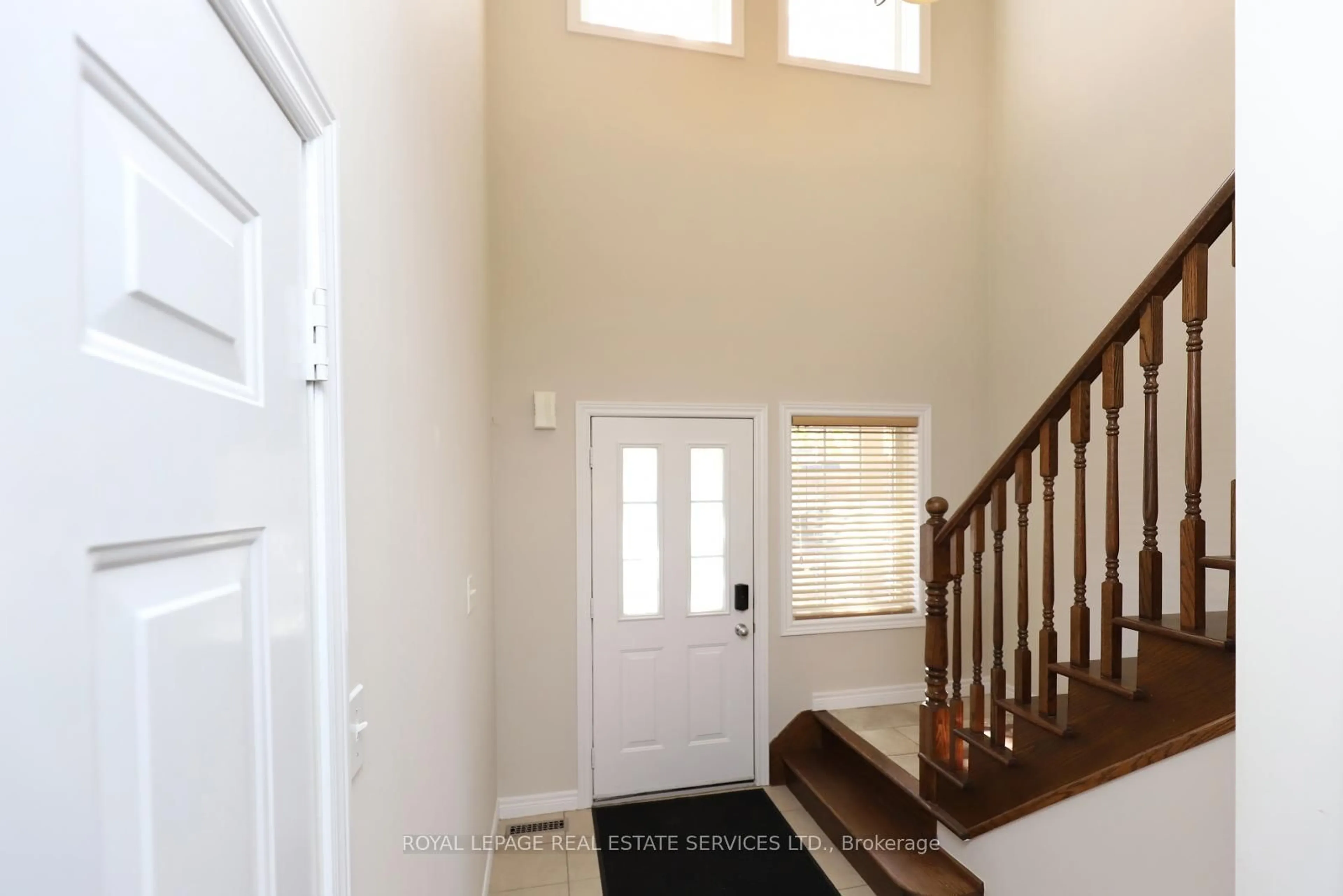 Indoor entryway for 5229 Autumn Harvest Way, Burlington Ontario L7L 7J5