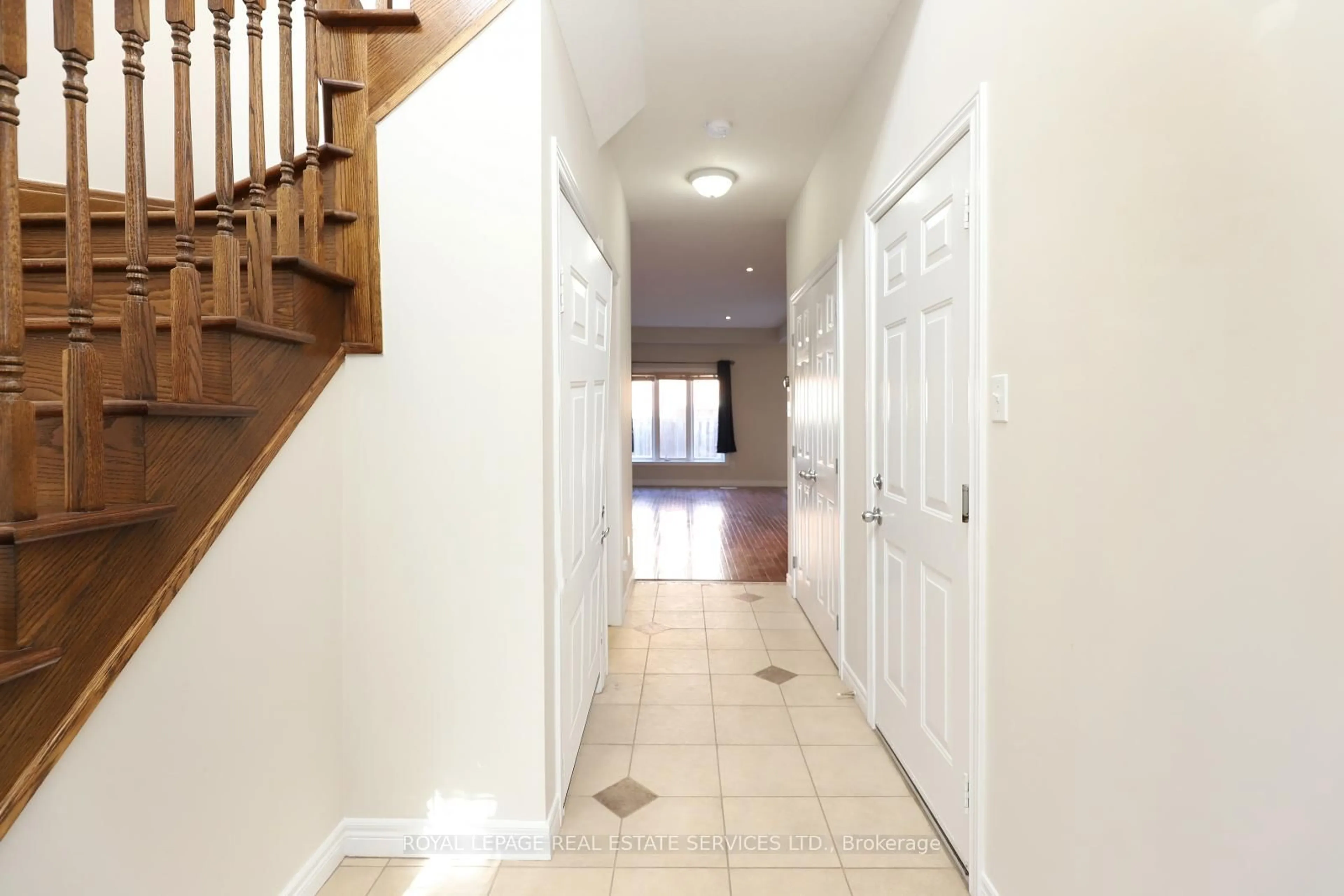 Indoor entryway for 5229 Autumn Harvest Way, Burlington Ontario L7L 7J5