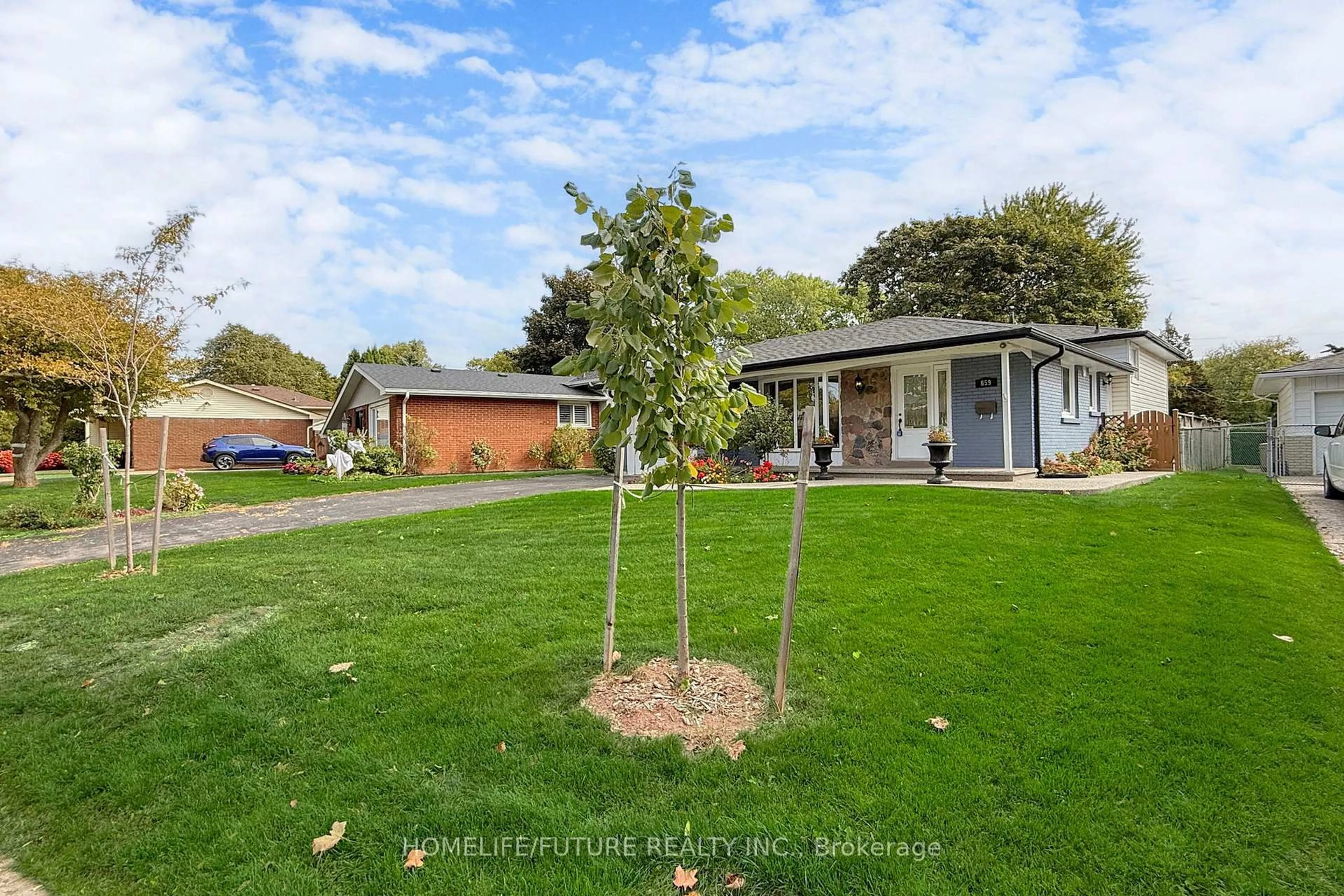 A pic from outside/outdoor area/front of a property/back of a property/a pic from drone, street for 659 Bridle Wood, Burlington Ontario L7L 4E2