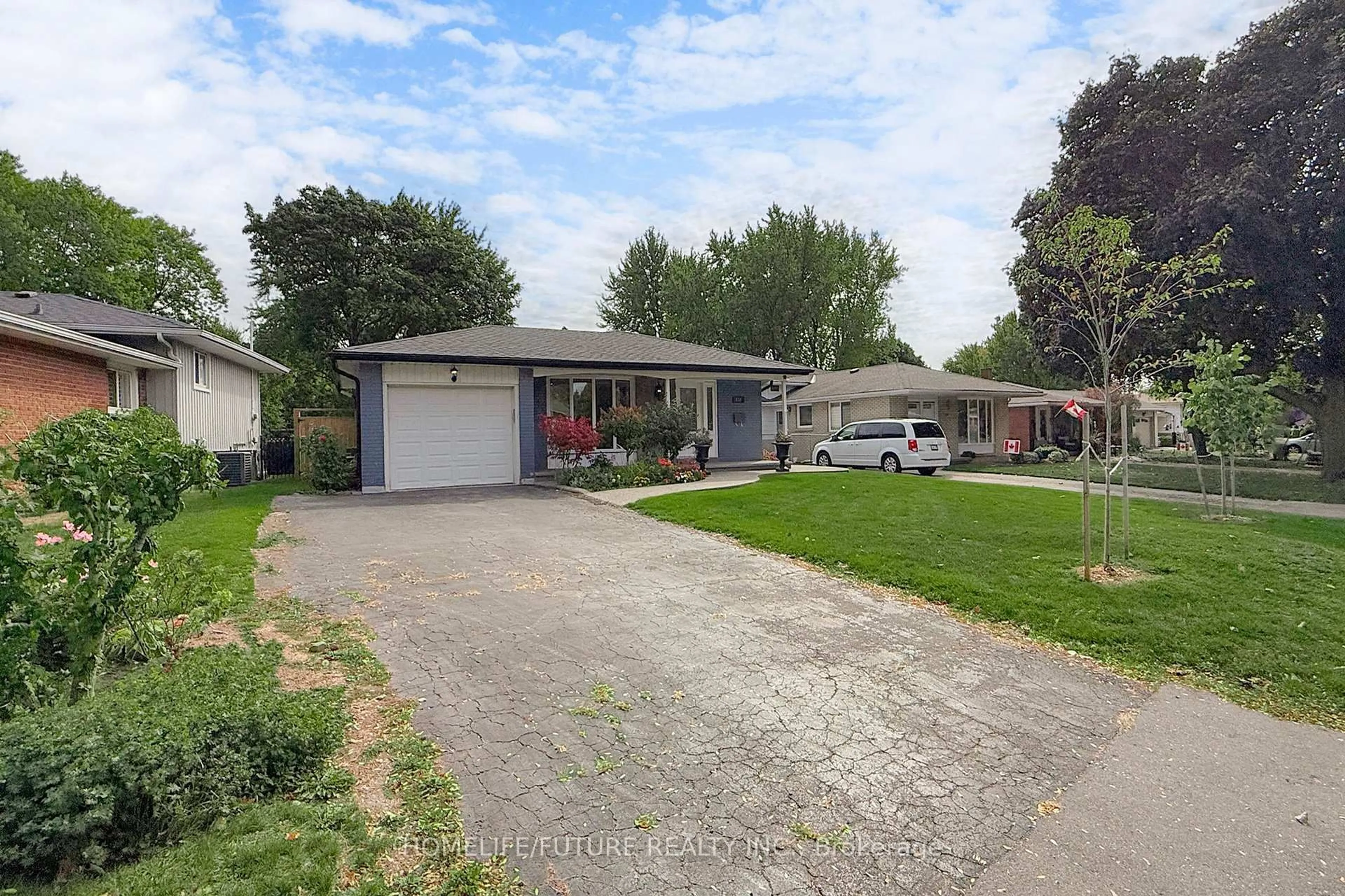 A pic from outside/outdoor area/front of a property/back of a property/a pic from drone, street for 659 Bridle Wood, Burlington Ontario L7L 4E2