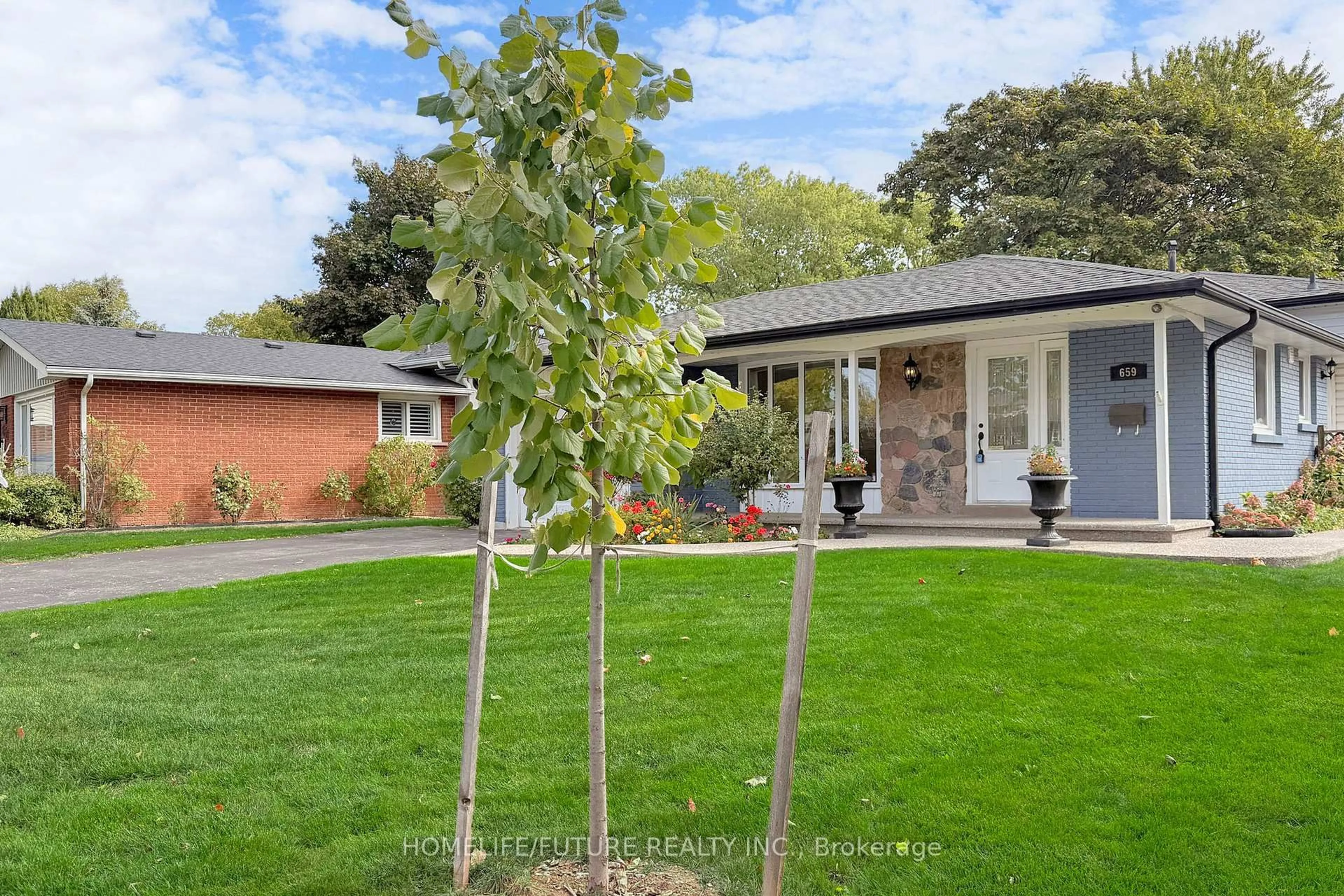 Home with brick exterior material, street for 659 Bridle Wood, Burlington Ontario L7L 4E2