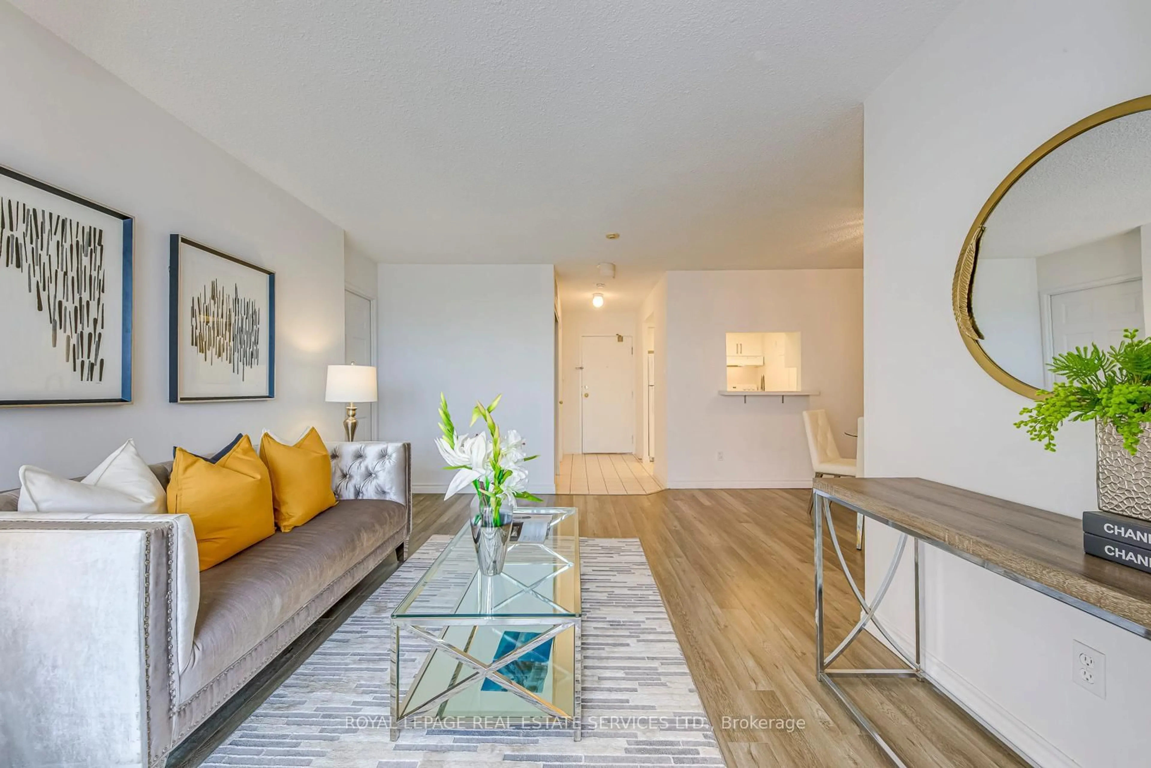 Living room with furniture, wood/laminate floor for 265 Enfield Pl #1008, Mississauga Ontario L5B 3Y7
