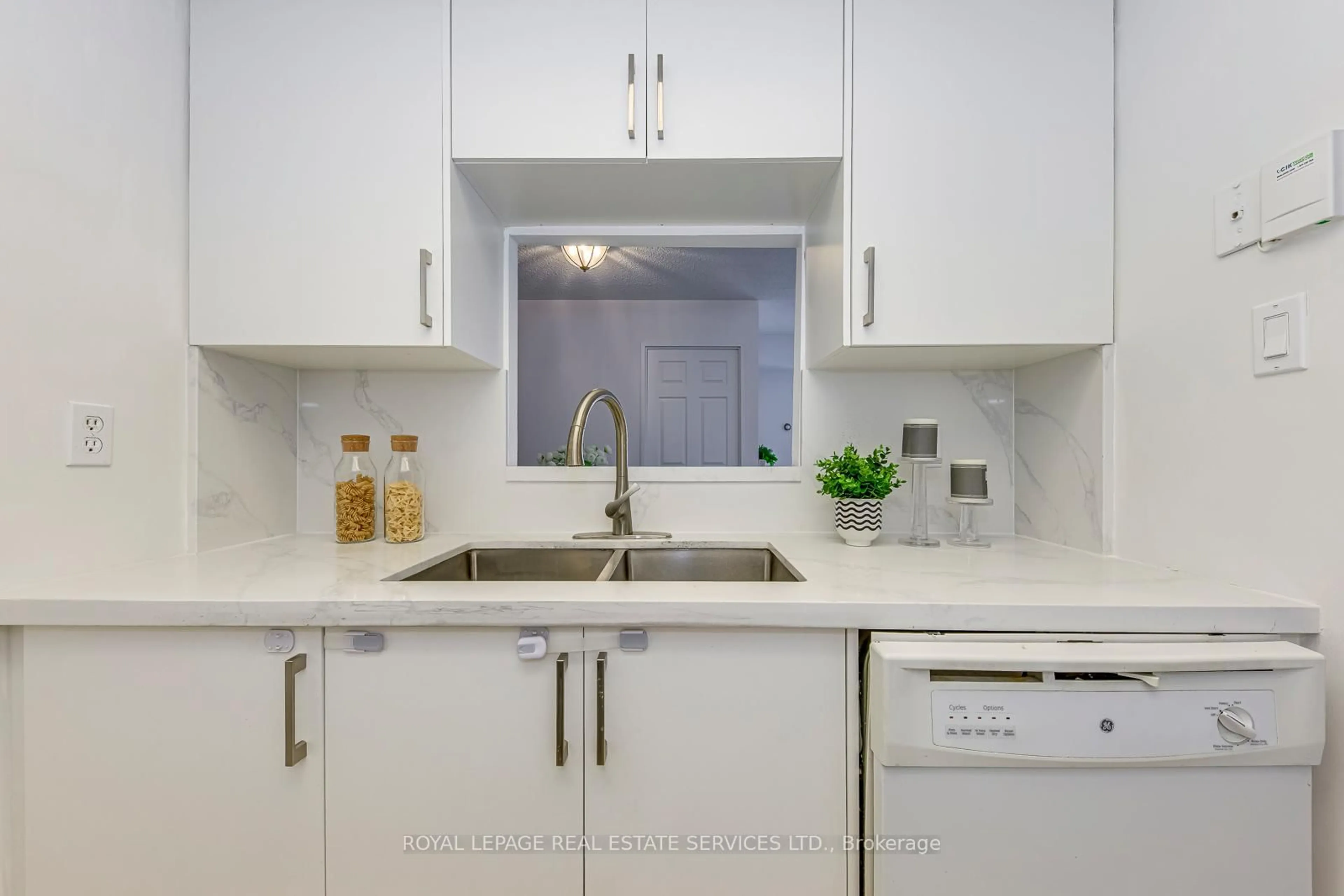 Standard kitchen, ceramic/tile floor for 265 Enfield Pl #1008, Mississauga Ontario L5B 3Y7