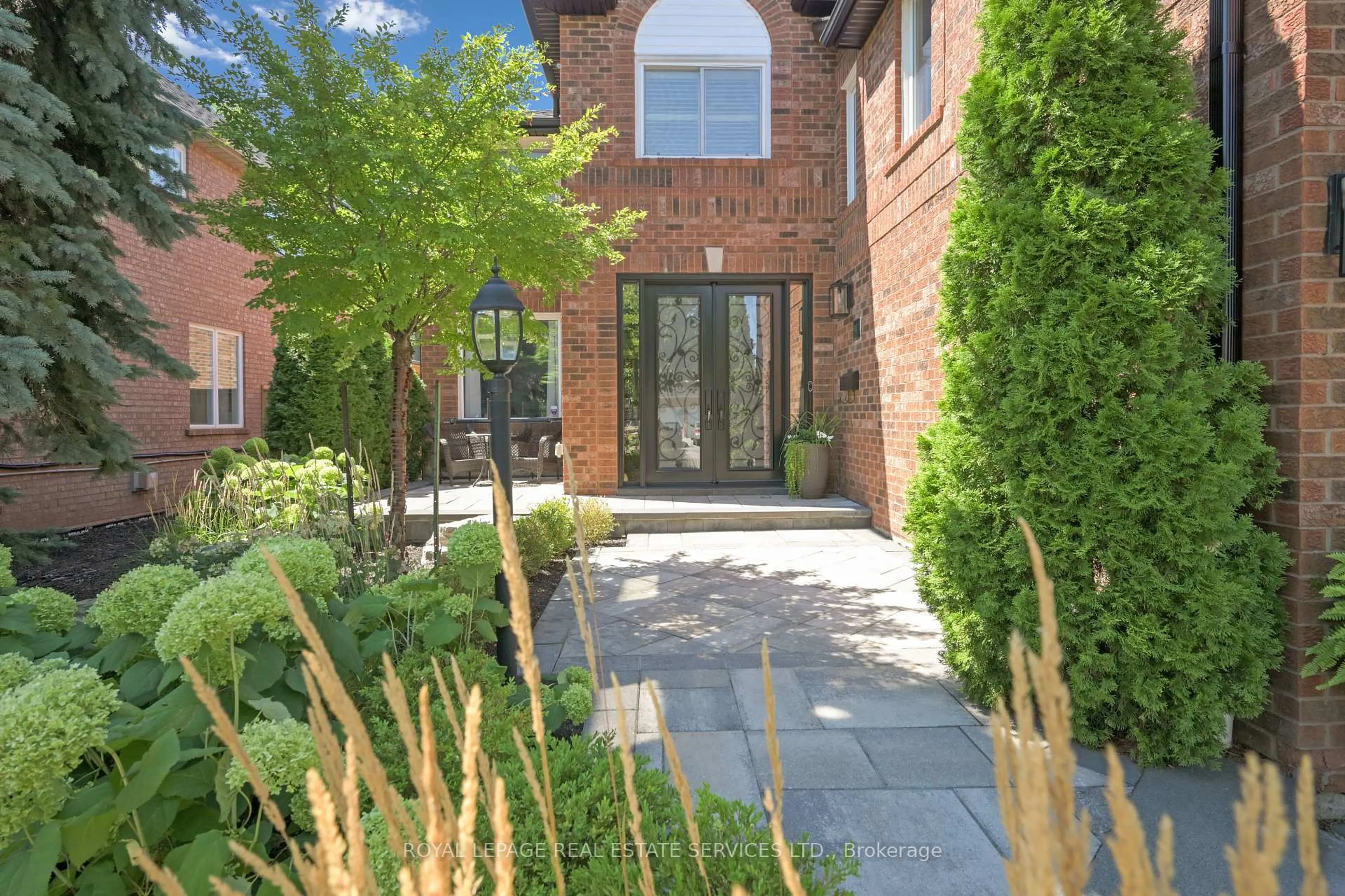 Home with brick exterior material, street for 286 Northwood Dr, Oakville Ontario L6M 1M7