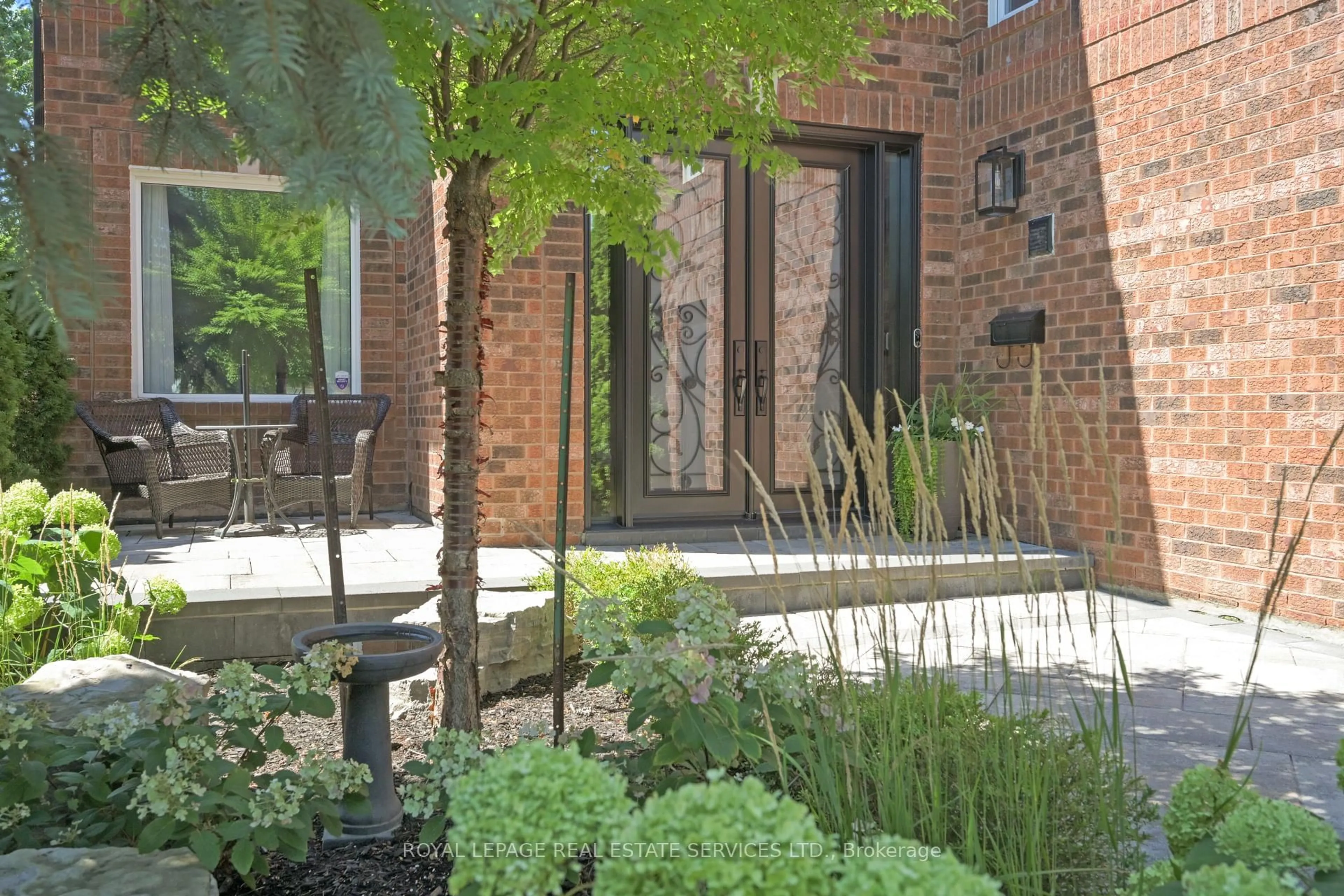 Patio, street for 286 Northwood Dr, Oakville Ontario L6M 1M7