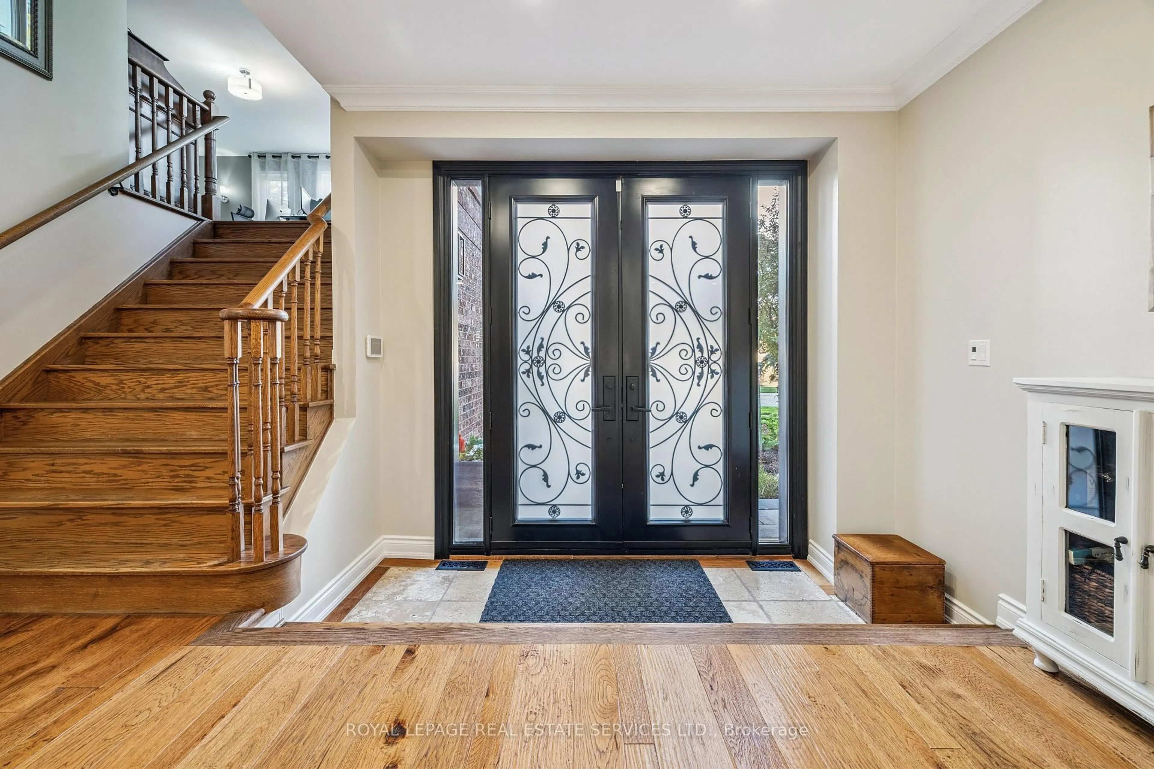 Indoor entryway for 286 Northwood Dr, Oakville Ontario L6M 1M7