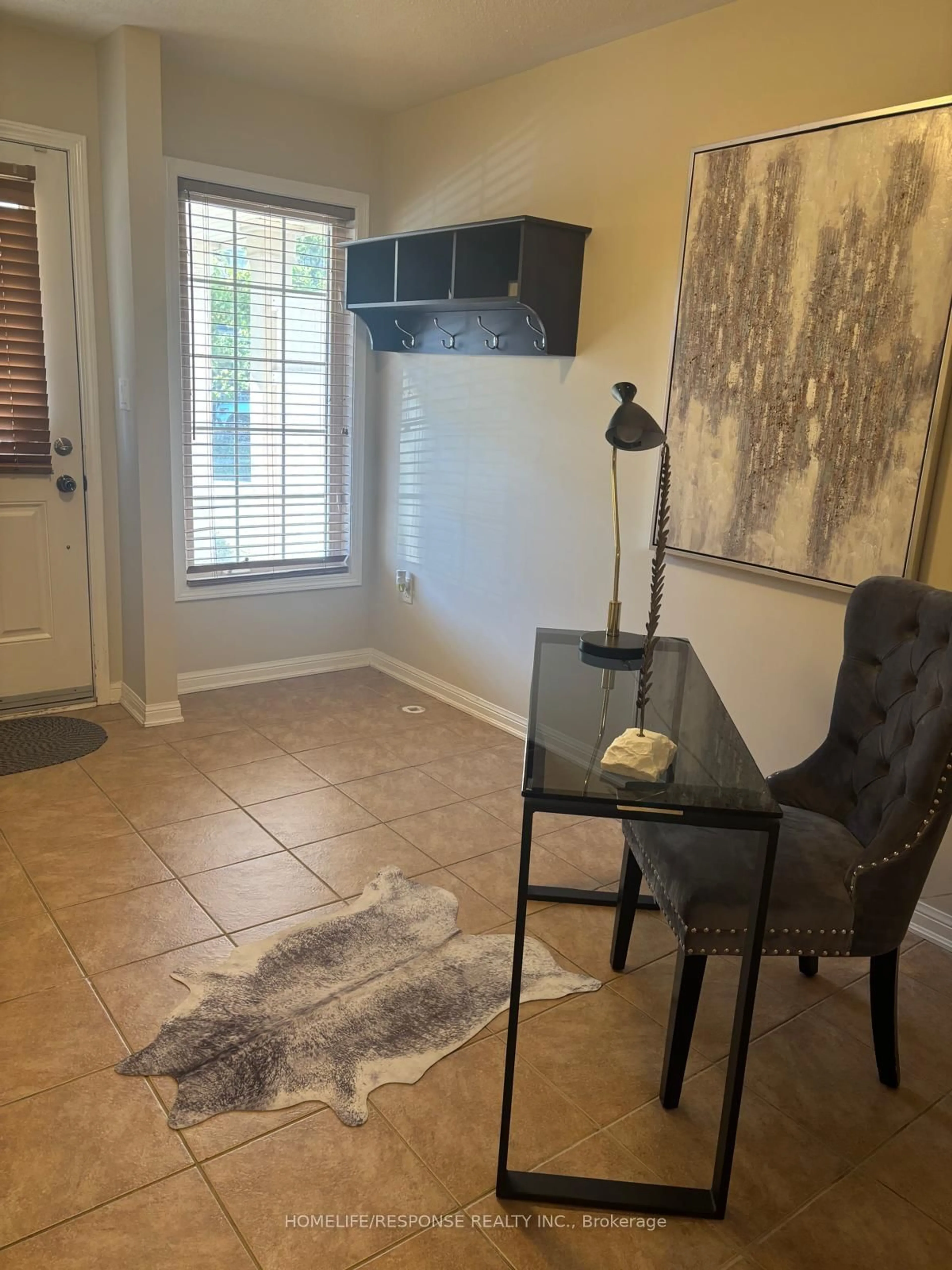 Indoor entryway for 941 Hasselfeldt Hts, Milton Ontario L9T 0M5