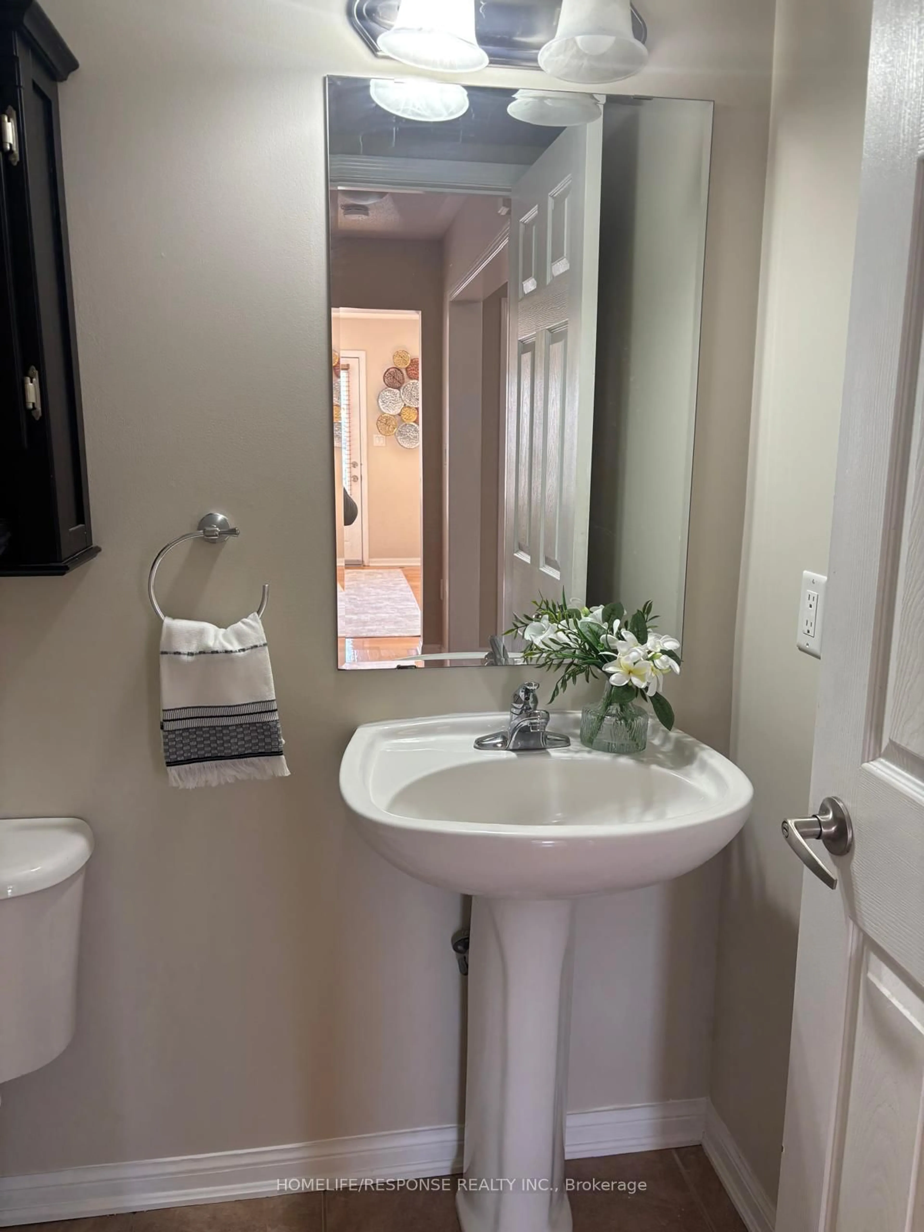 Standard bathroom, unknown for 941 Hasselfeldt Hts, Milton Ontario L9T 0M5