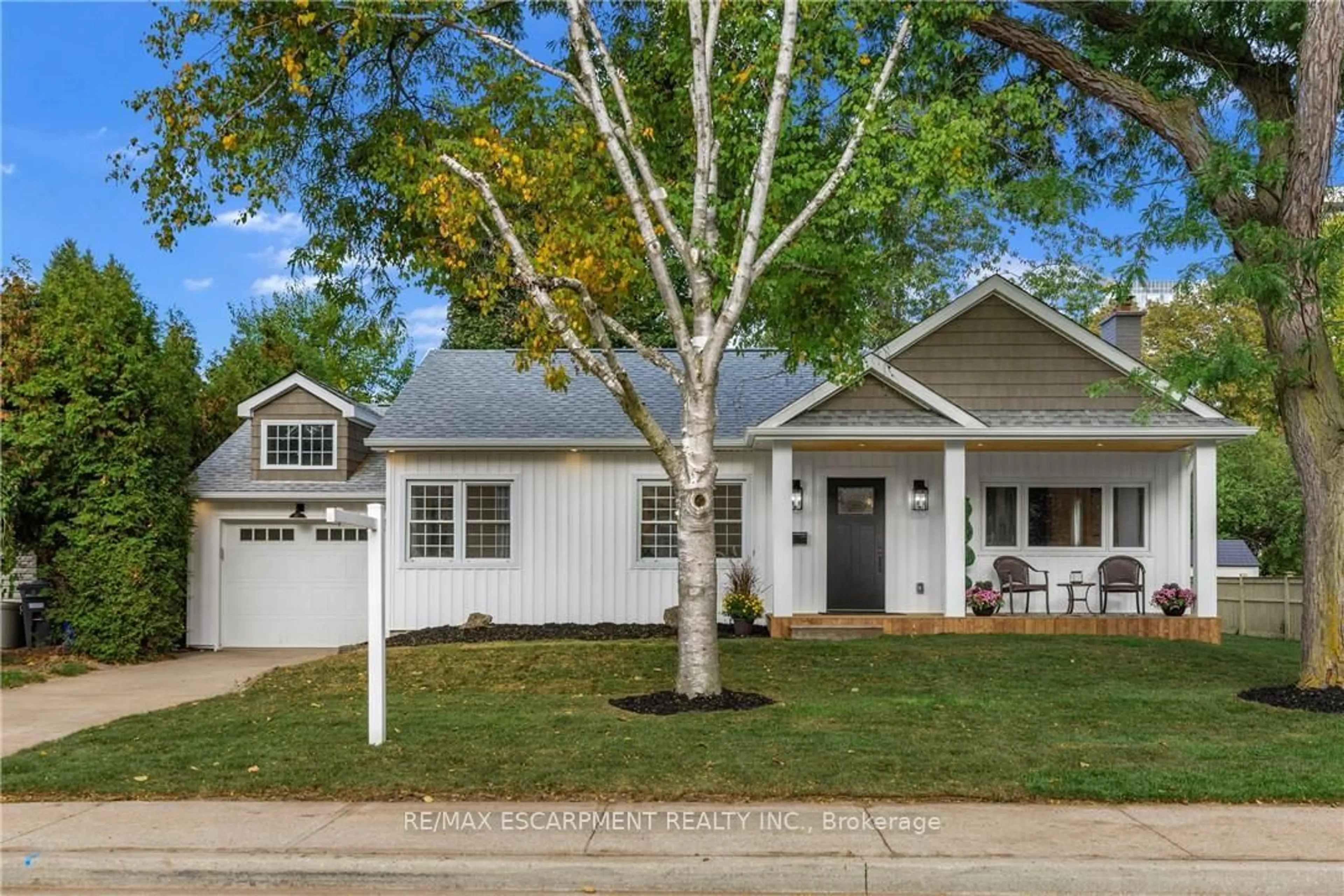 Home with vinyl exterior material, street for 2073 Maplewood Dr, Burlington Ontario L7R 2C6