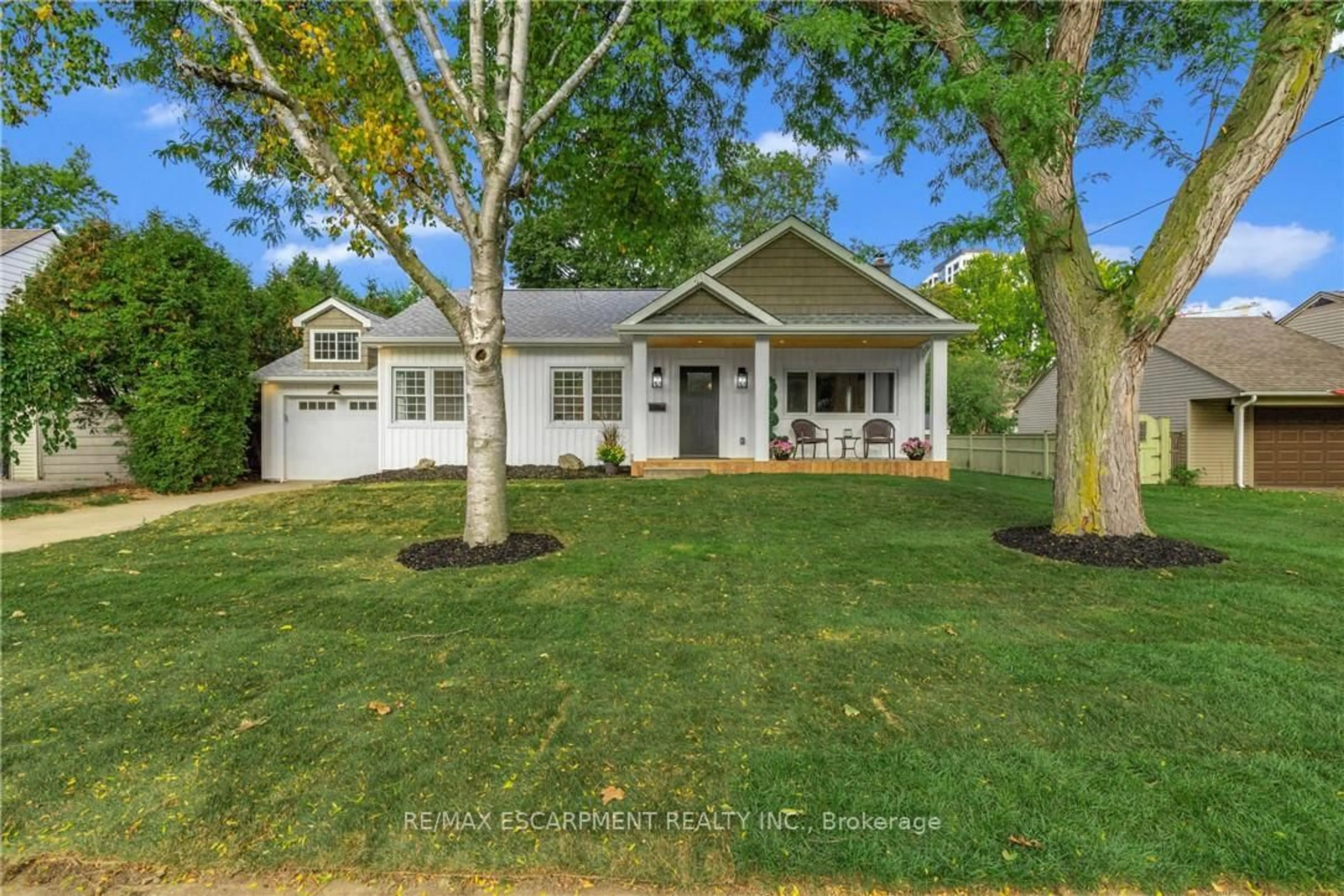 Home with vinyl exterior material, street for 2073 Maplewood Dr, Burlington Ontario L7R 2C6