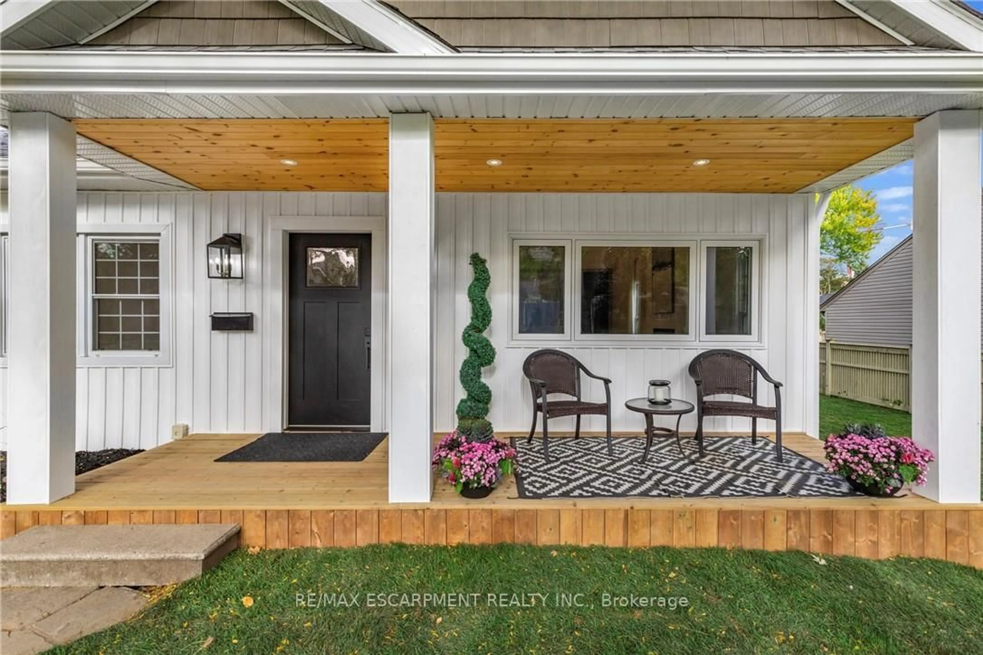 Indoor entryway for 2073 Maplewood Dr, Burlington Ontario L7R 2C6