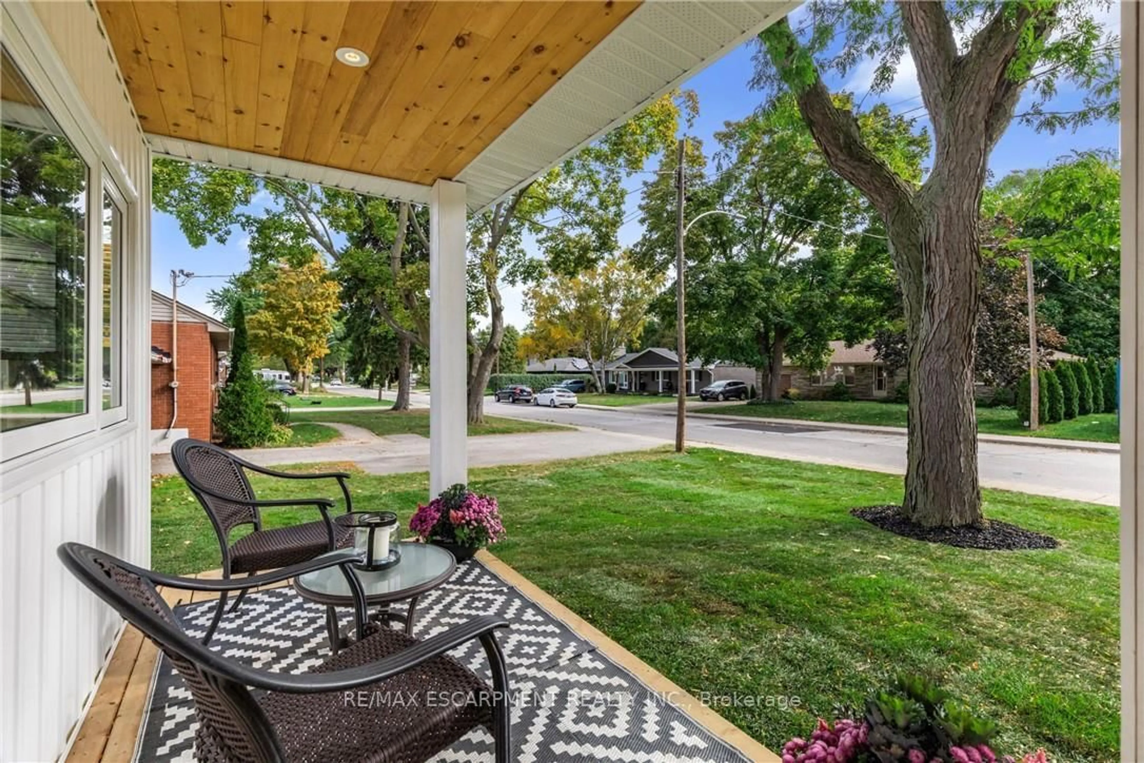 Patio, street for 2073 Maplewood Dr, Burlington Ontario L7R 2C6